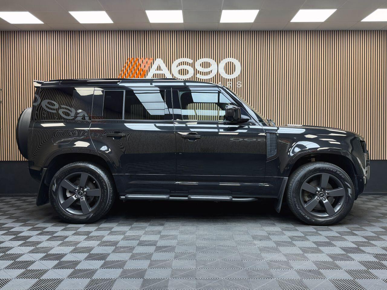 Land Rover Defender 110 view 7