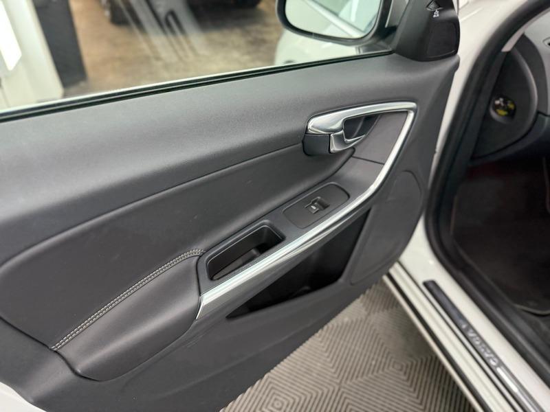 2013 Volvo V60 image 25