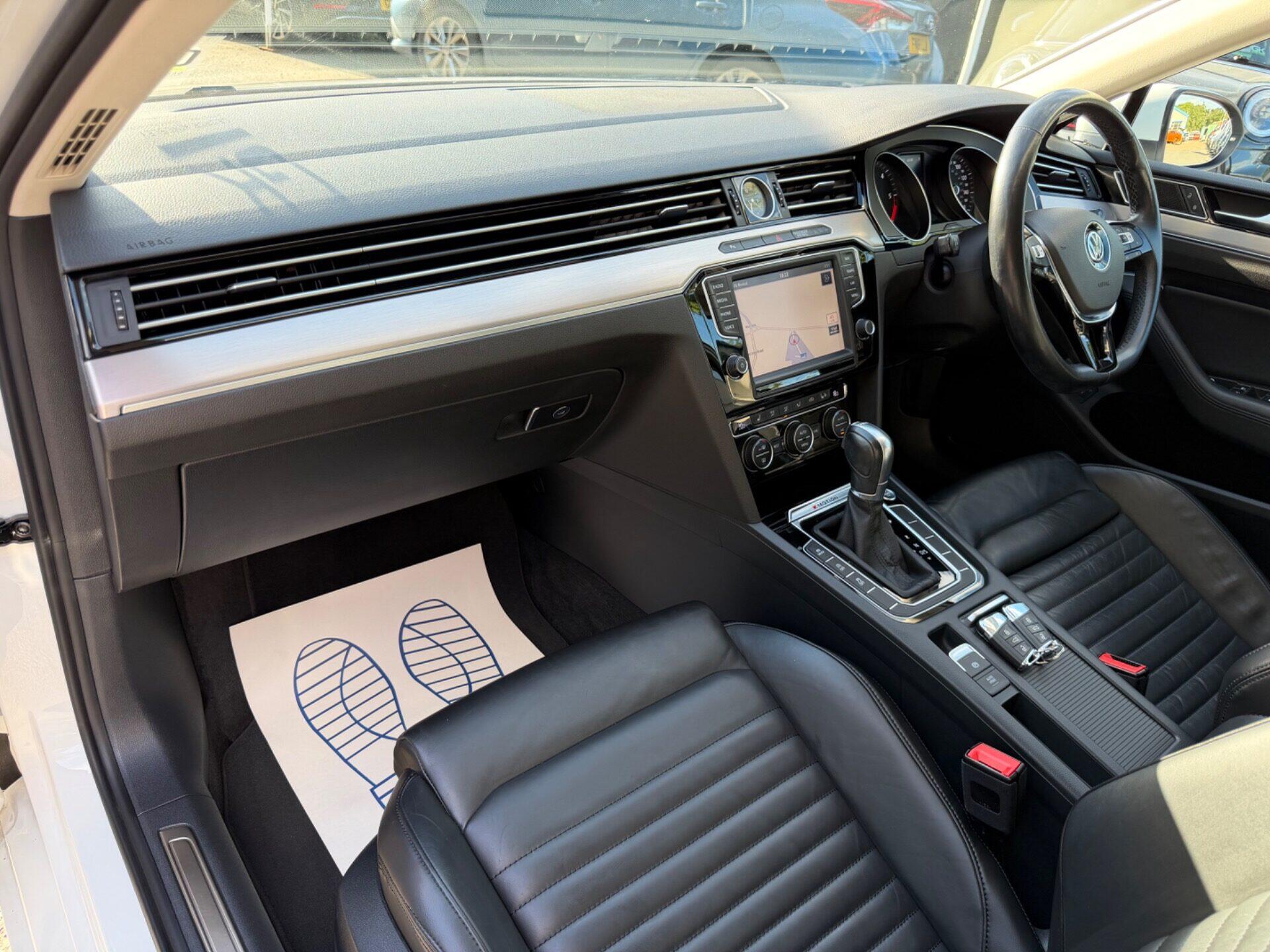 Volkswagen Passat view 24