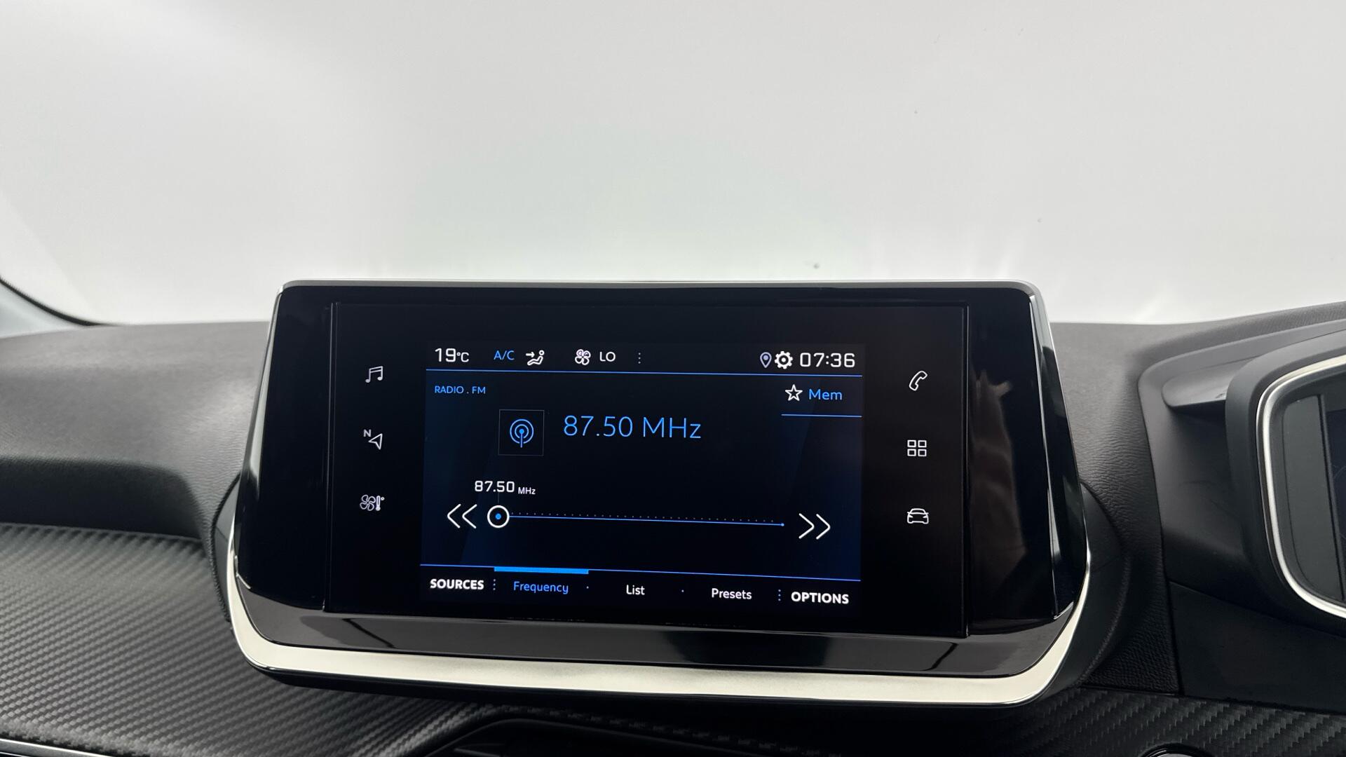Peugeot 208 view 12