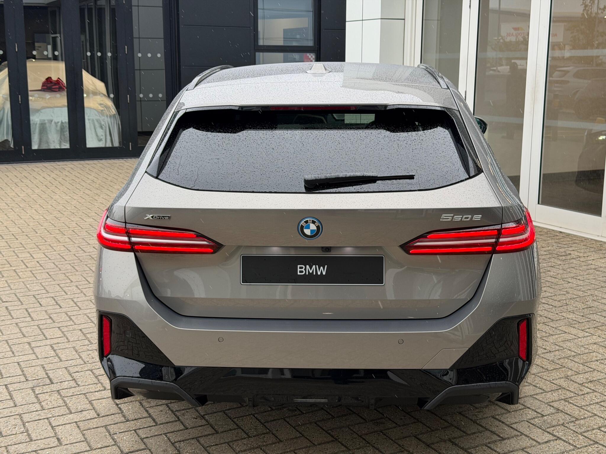BMW 5 Series view 4
