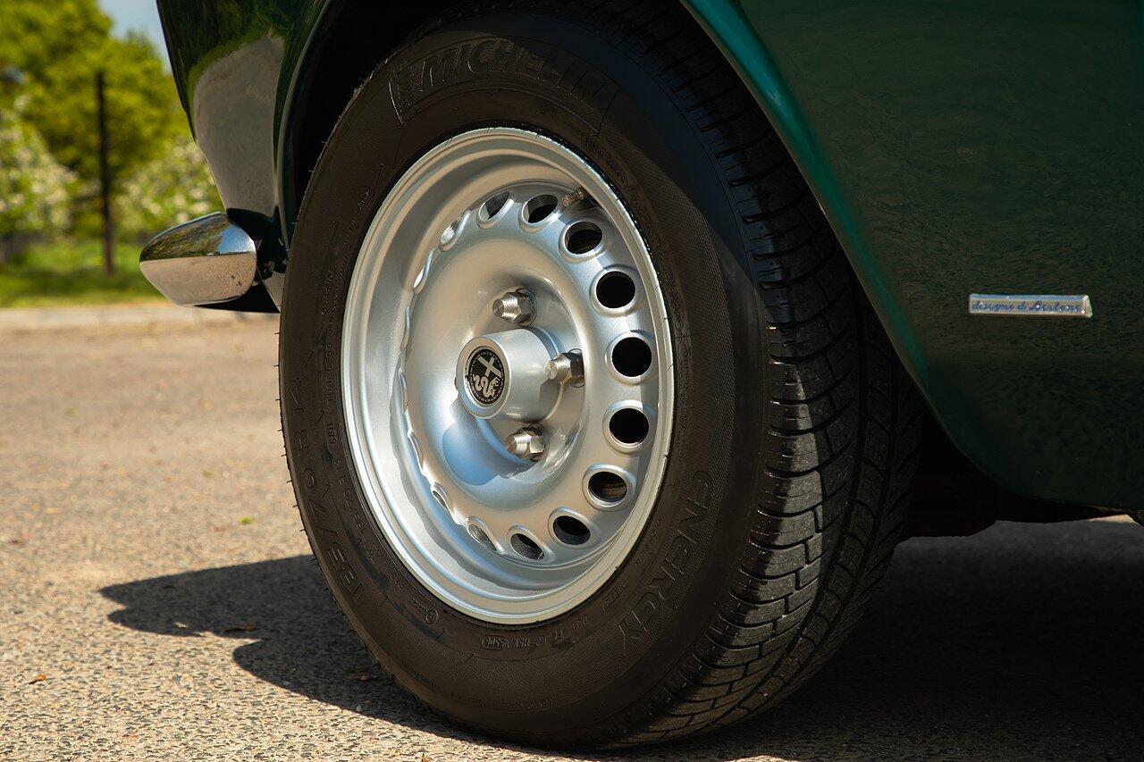 Alfa Romeo Giulia view 127