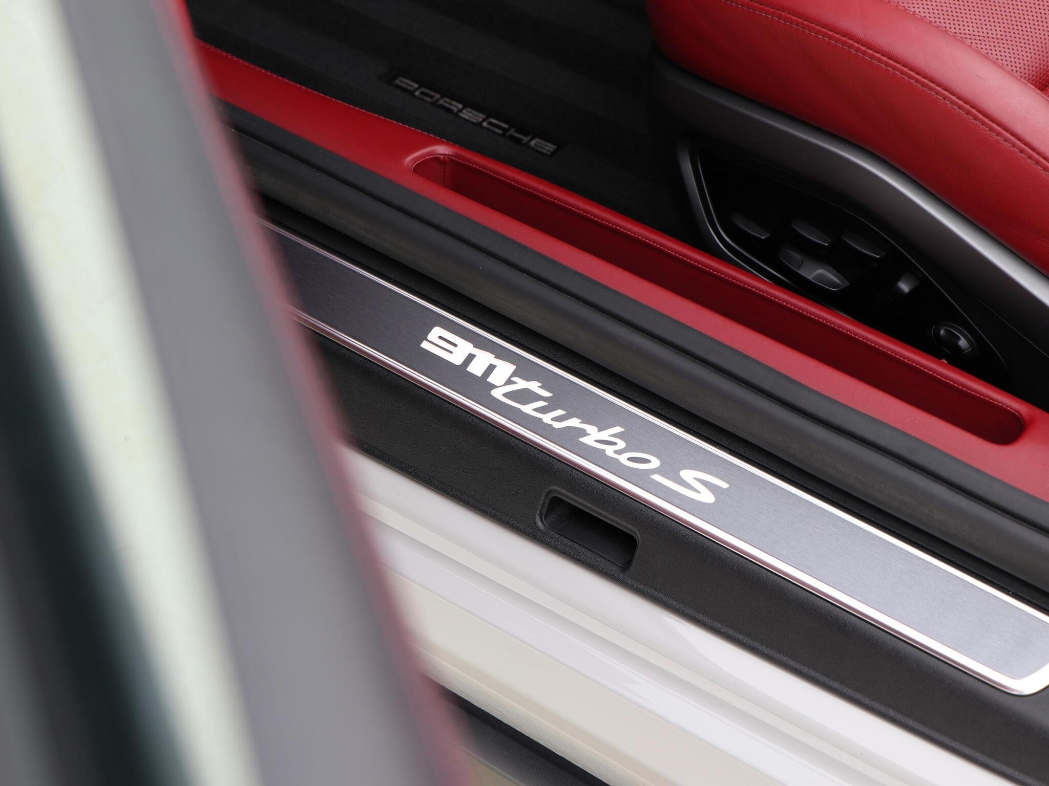 Porsche 911 view 28
