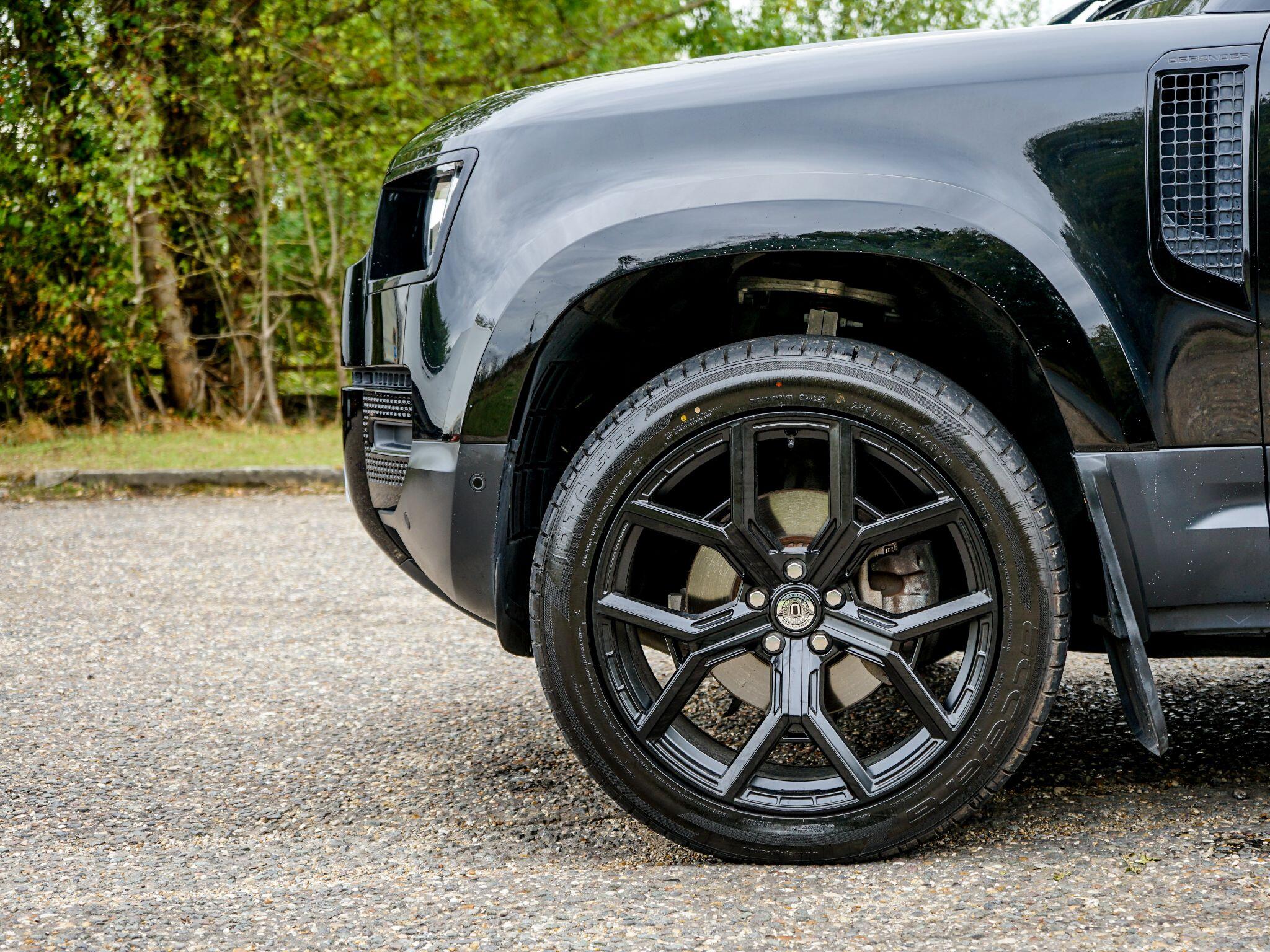 Land Rover Defender 90 view 5