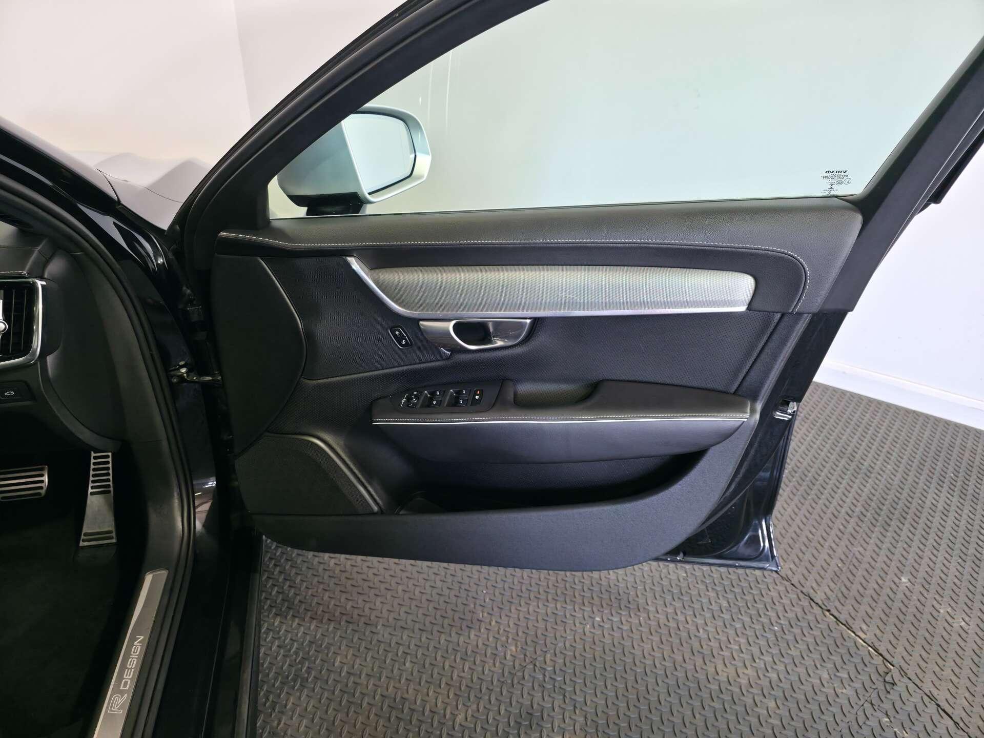 Volvo S90 view 22