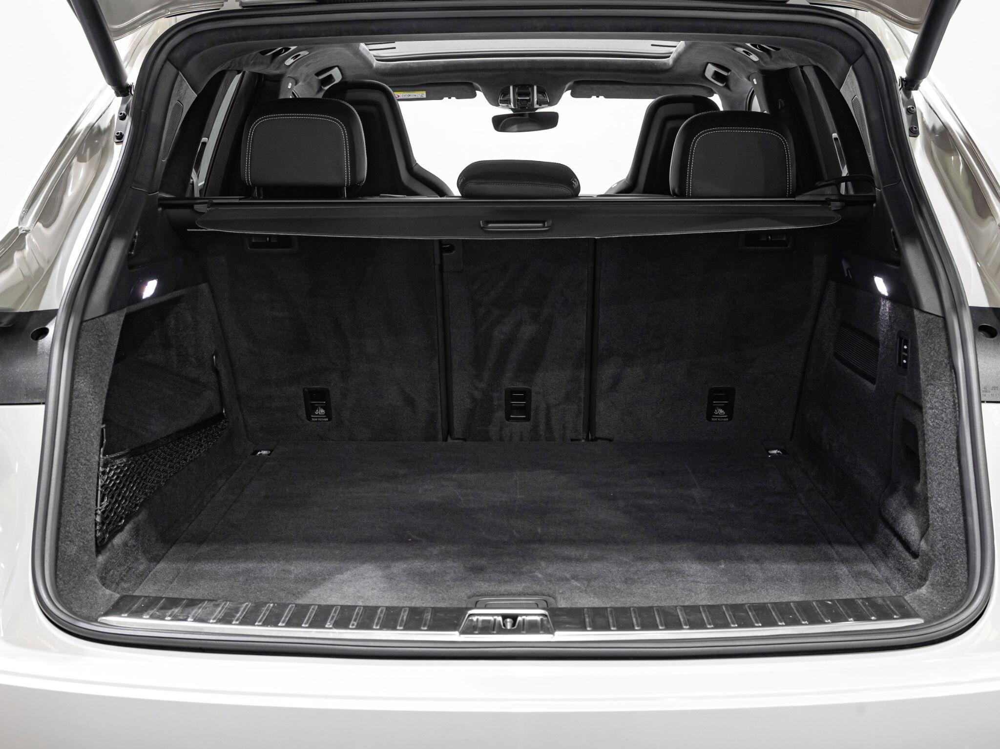 Porsche Cayenne view 33