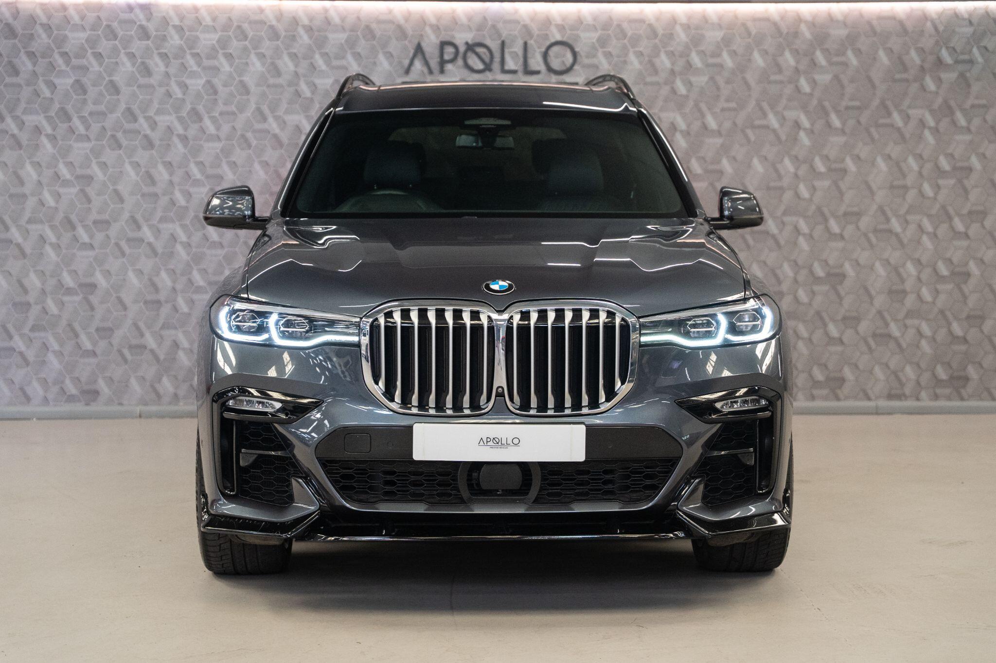 BMW X7 view 3