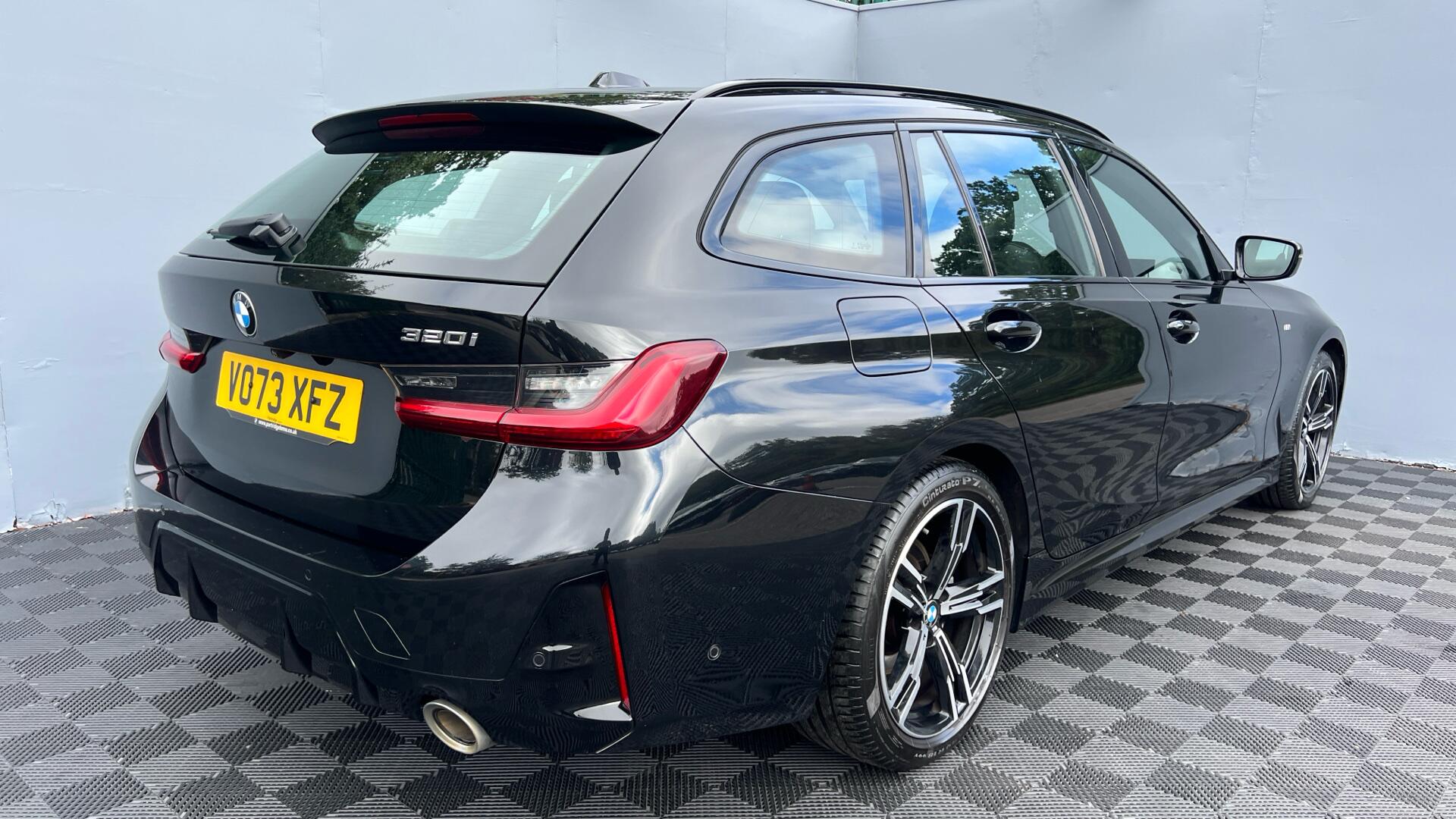BMW 3 Series view 27