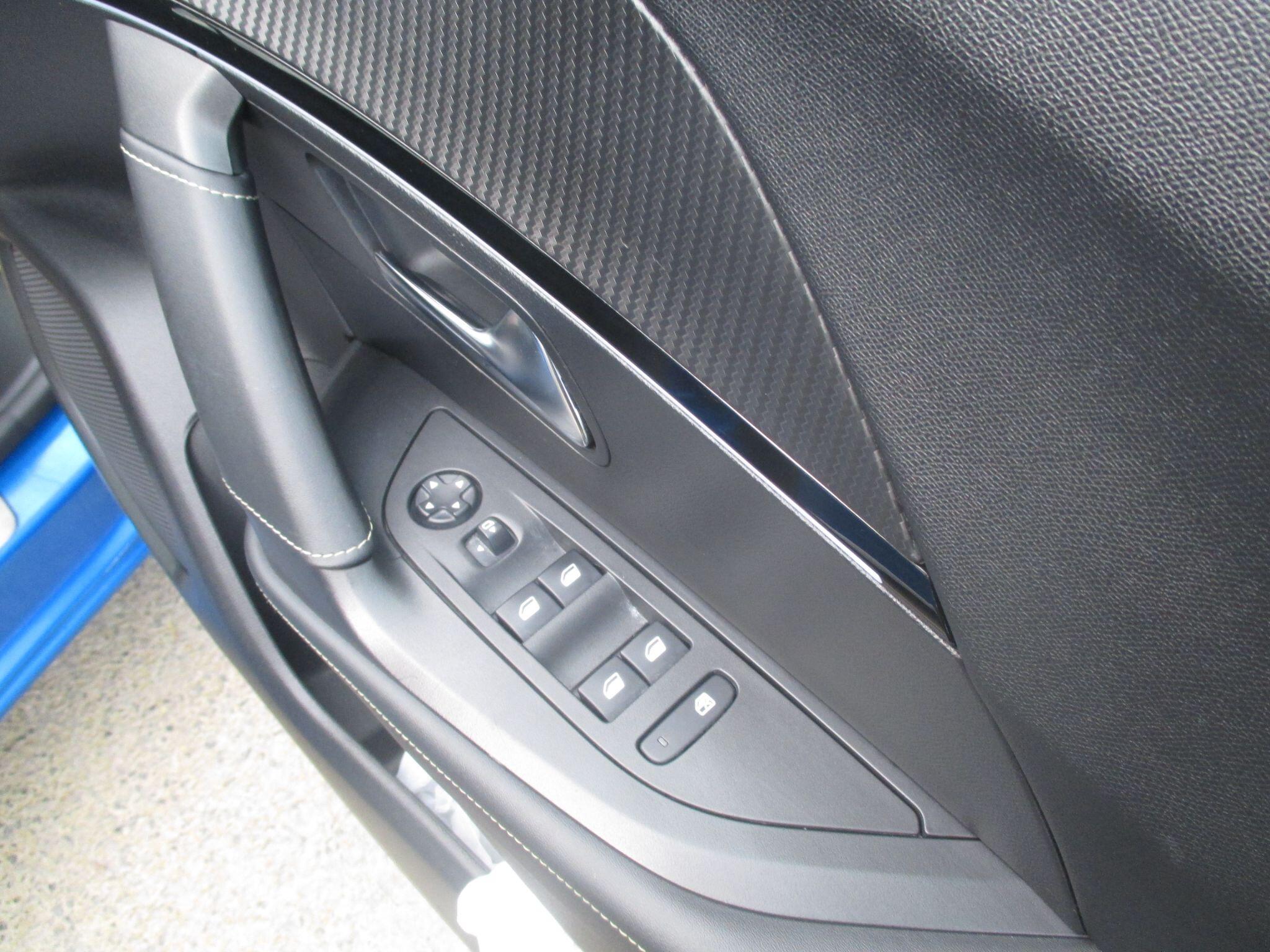 Peugeot E-2008 view 33