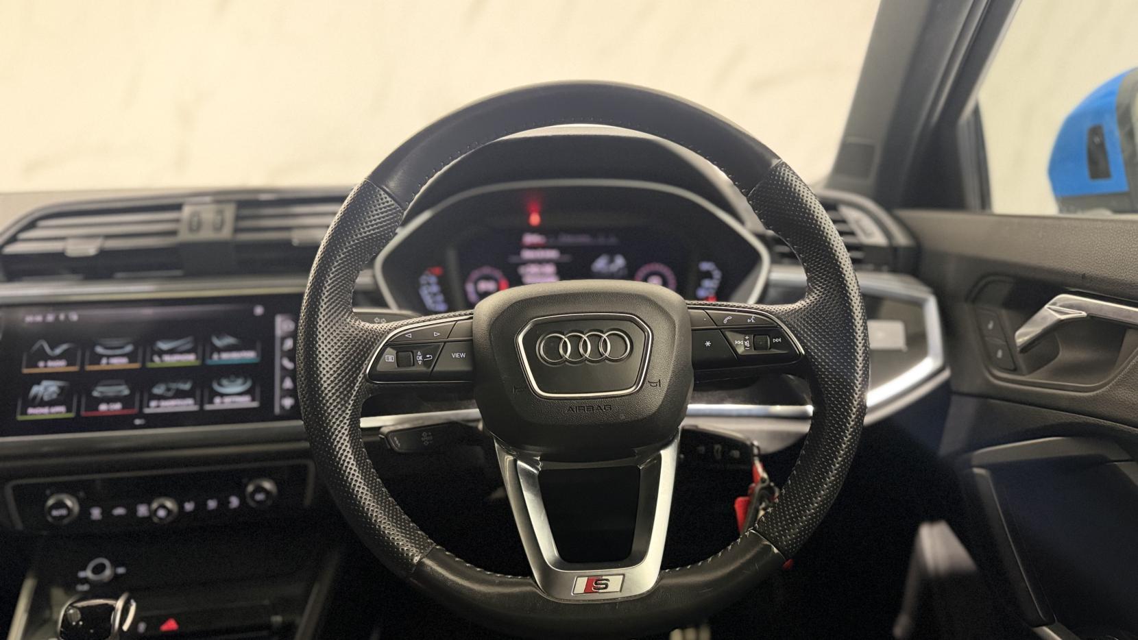 Audi Q3 view 17