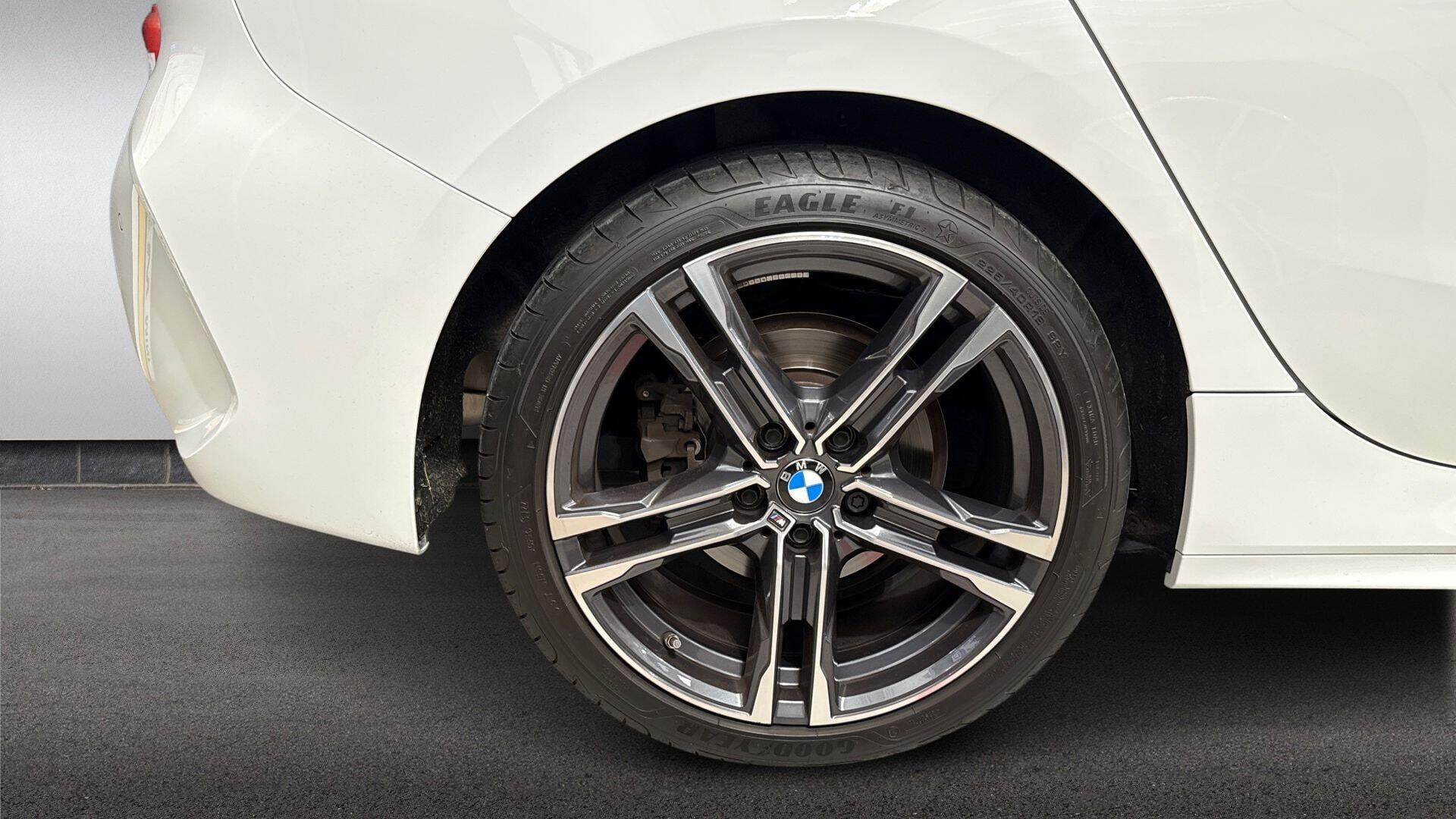 BMW 1 Series view 14