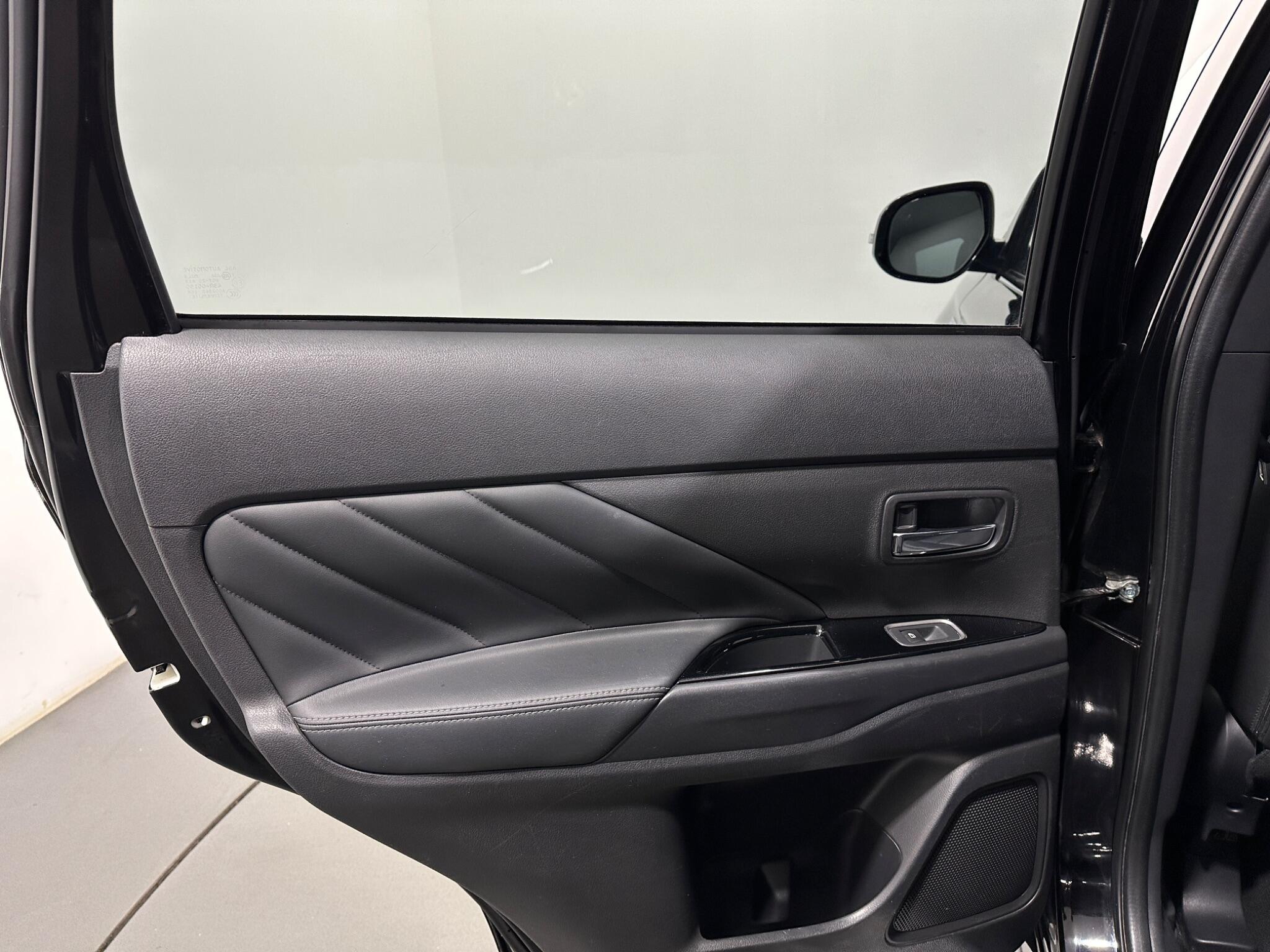 Mitsubishi Outlander view 38