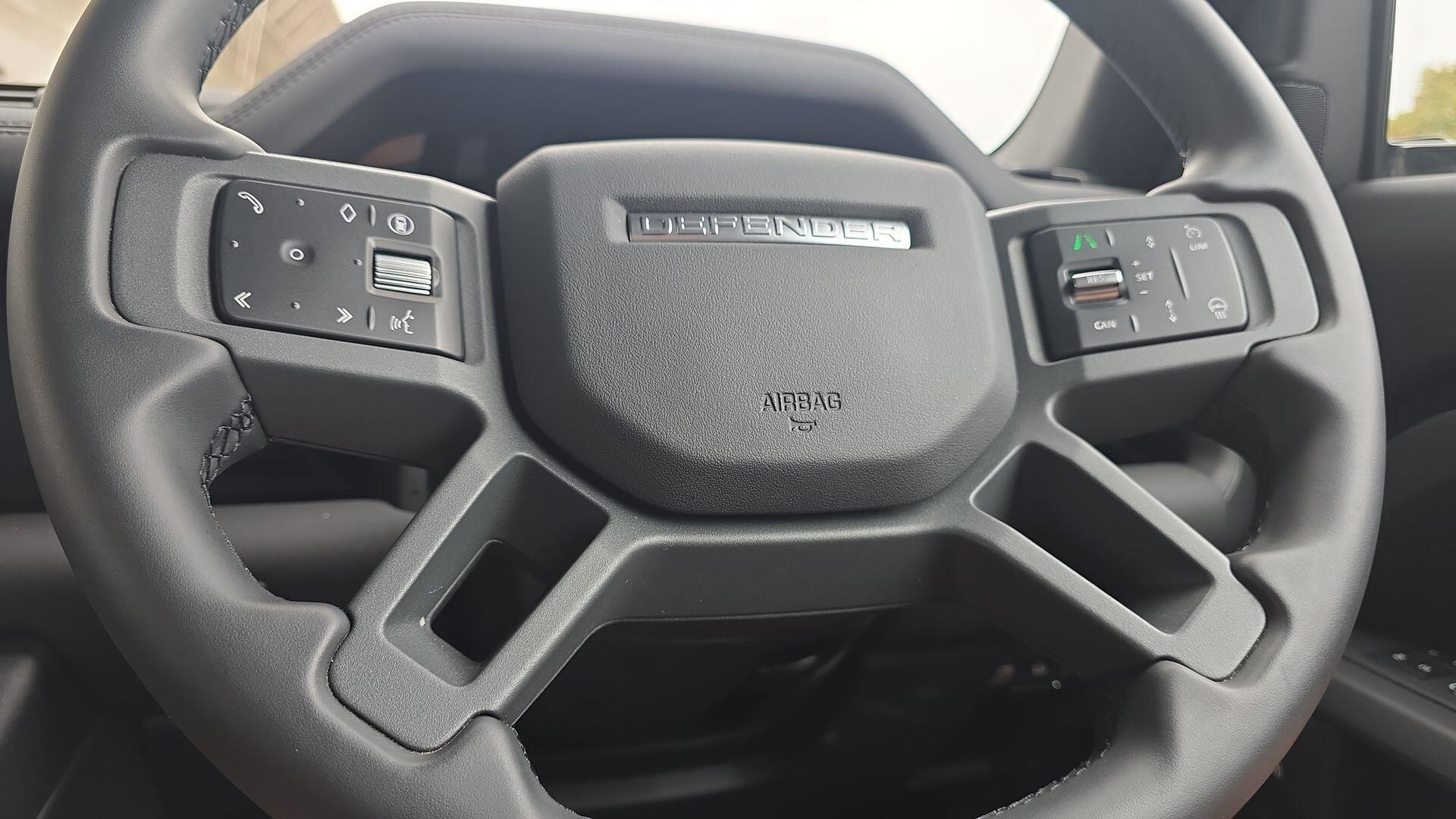 Land Rover Defender view 36
