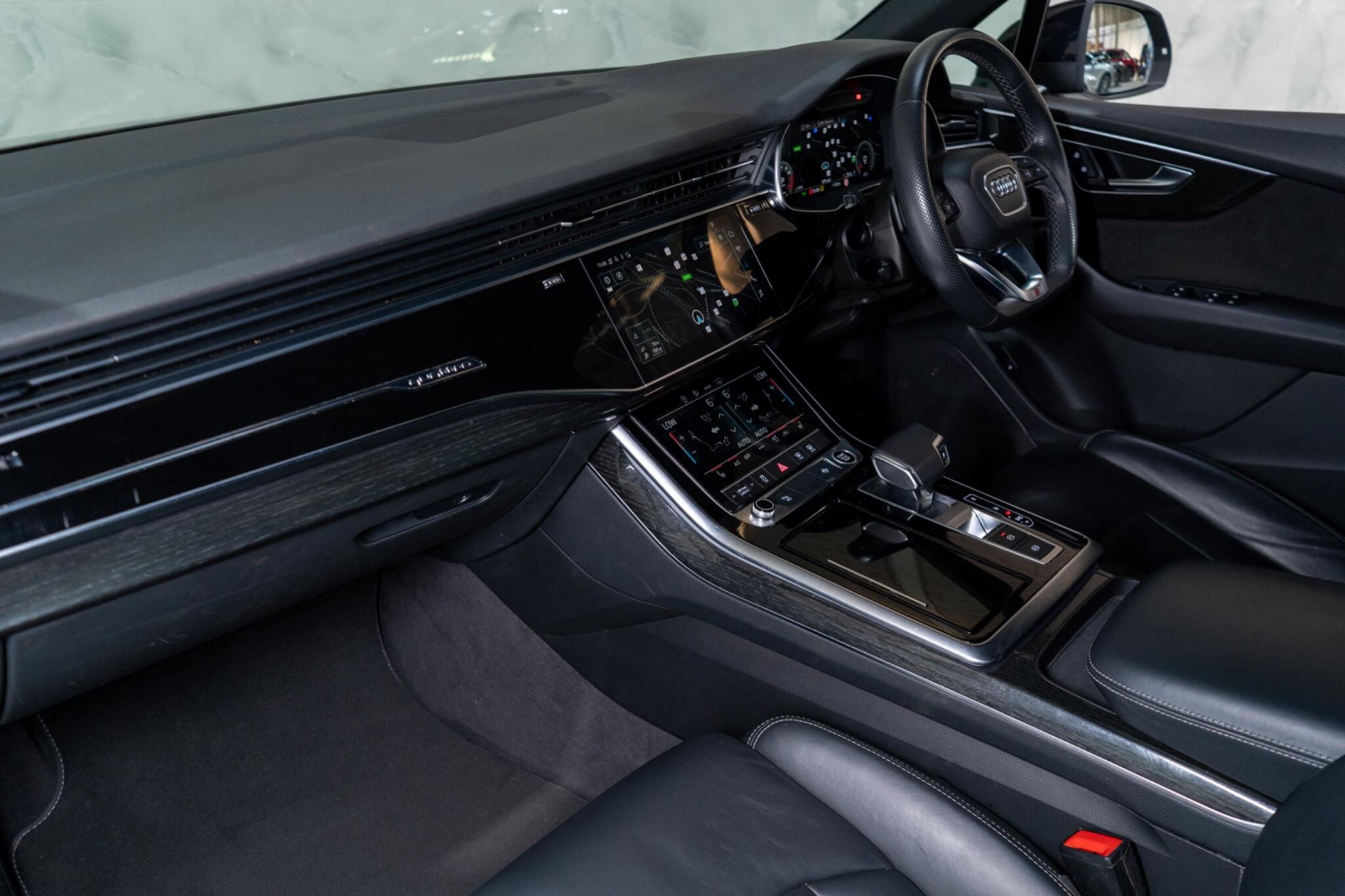 Audi Q7 view 12