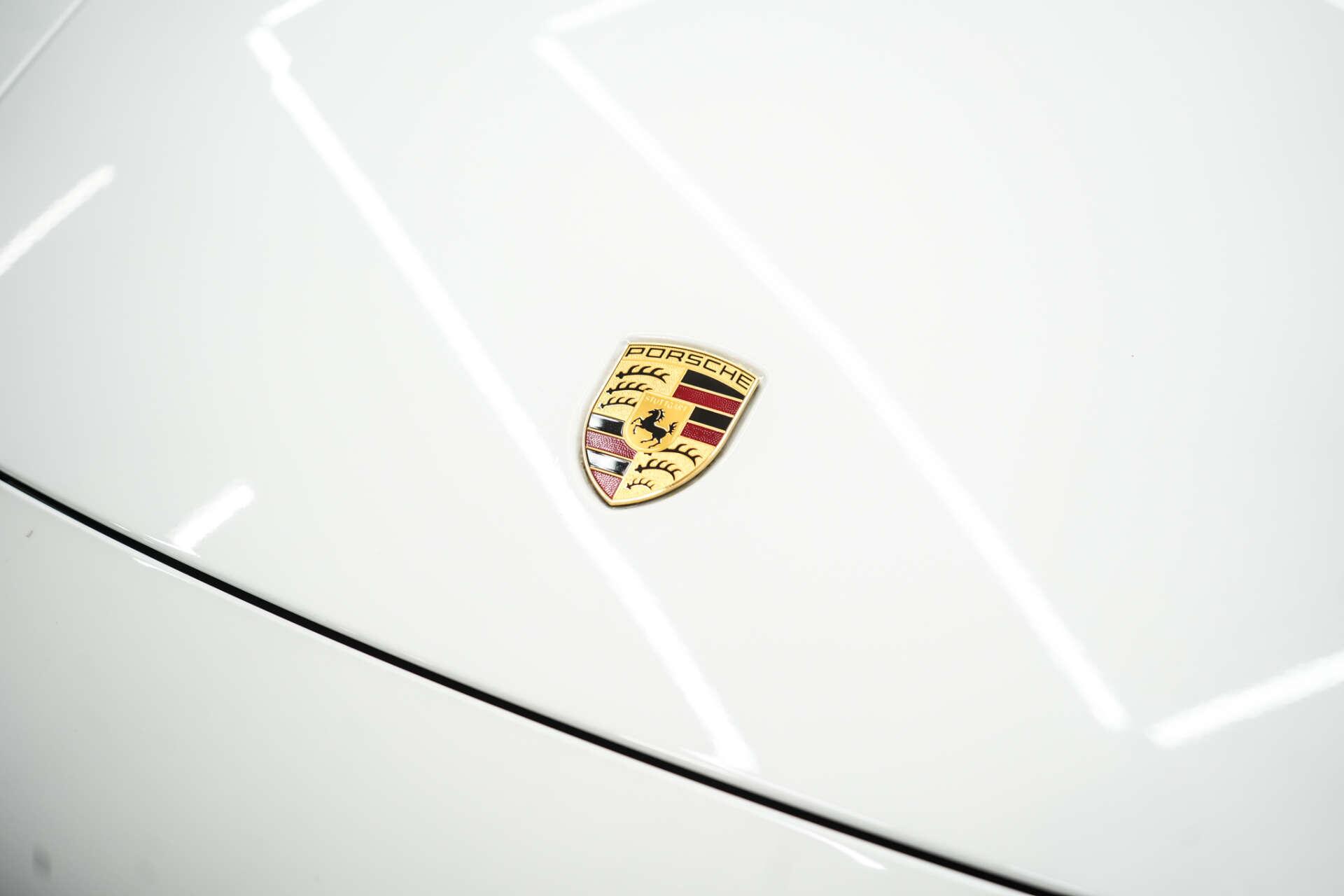 Porsche 911 view 11
