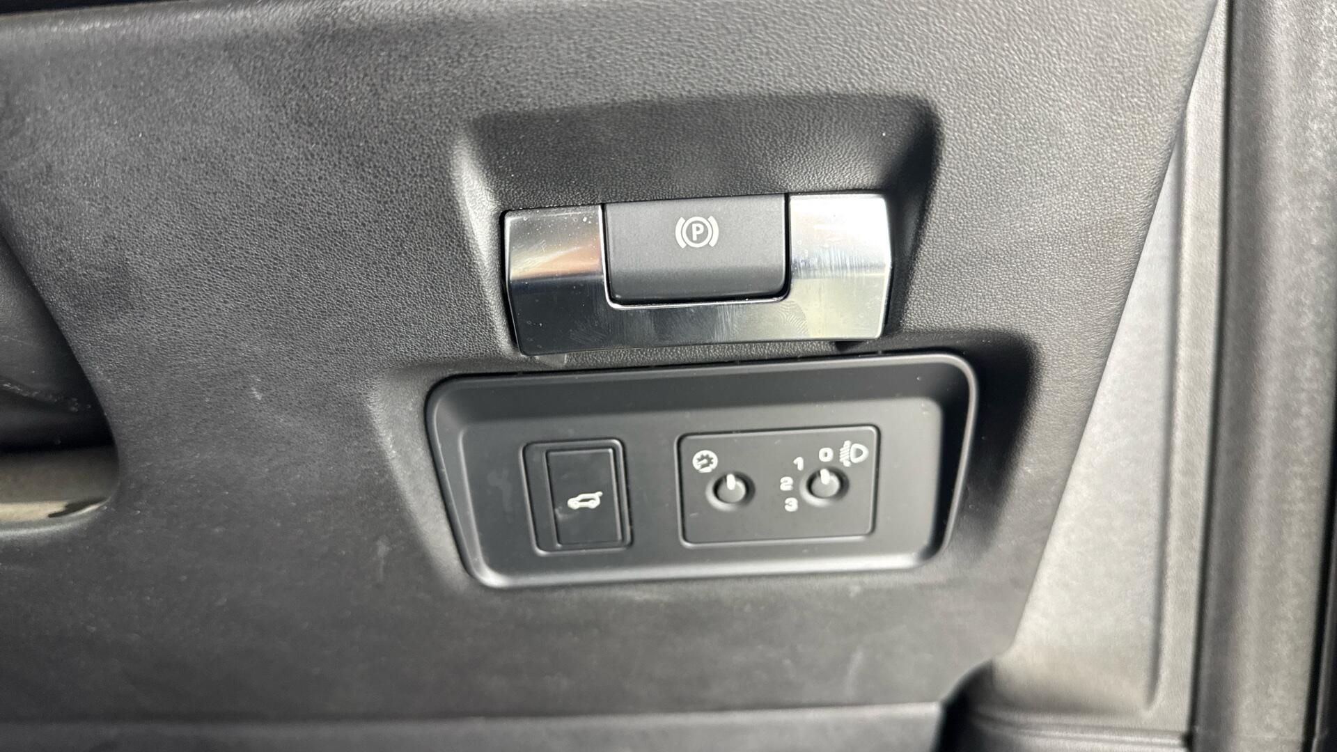 Land Rover Discovery Sport view 35