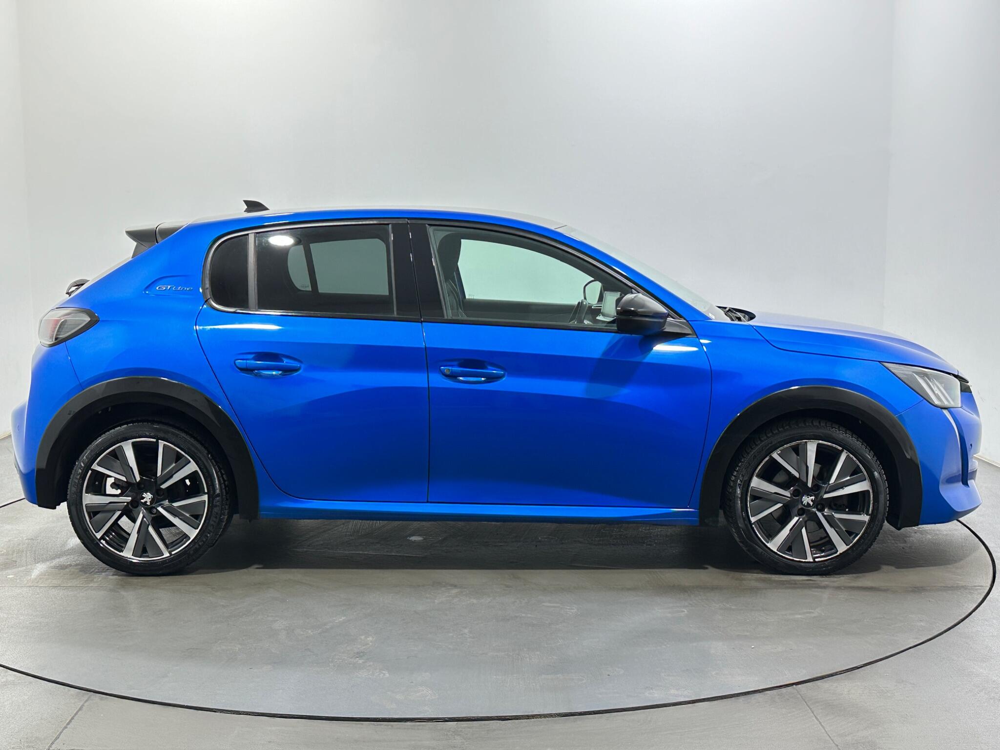 Peugeot 208 view 9