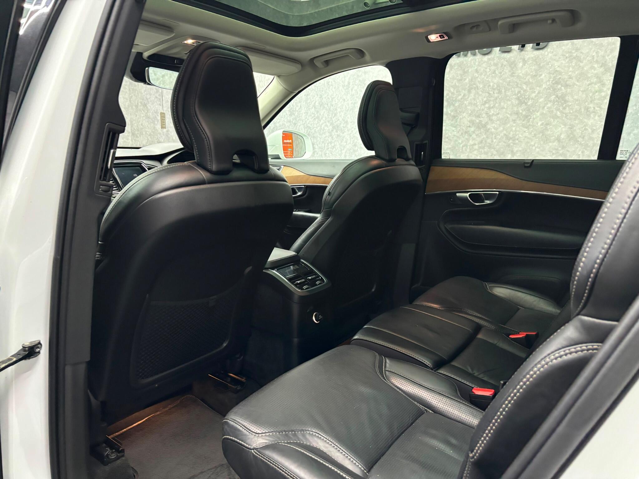 Volvo XC90 view 10