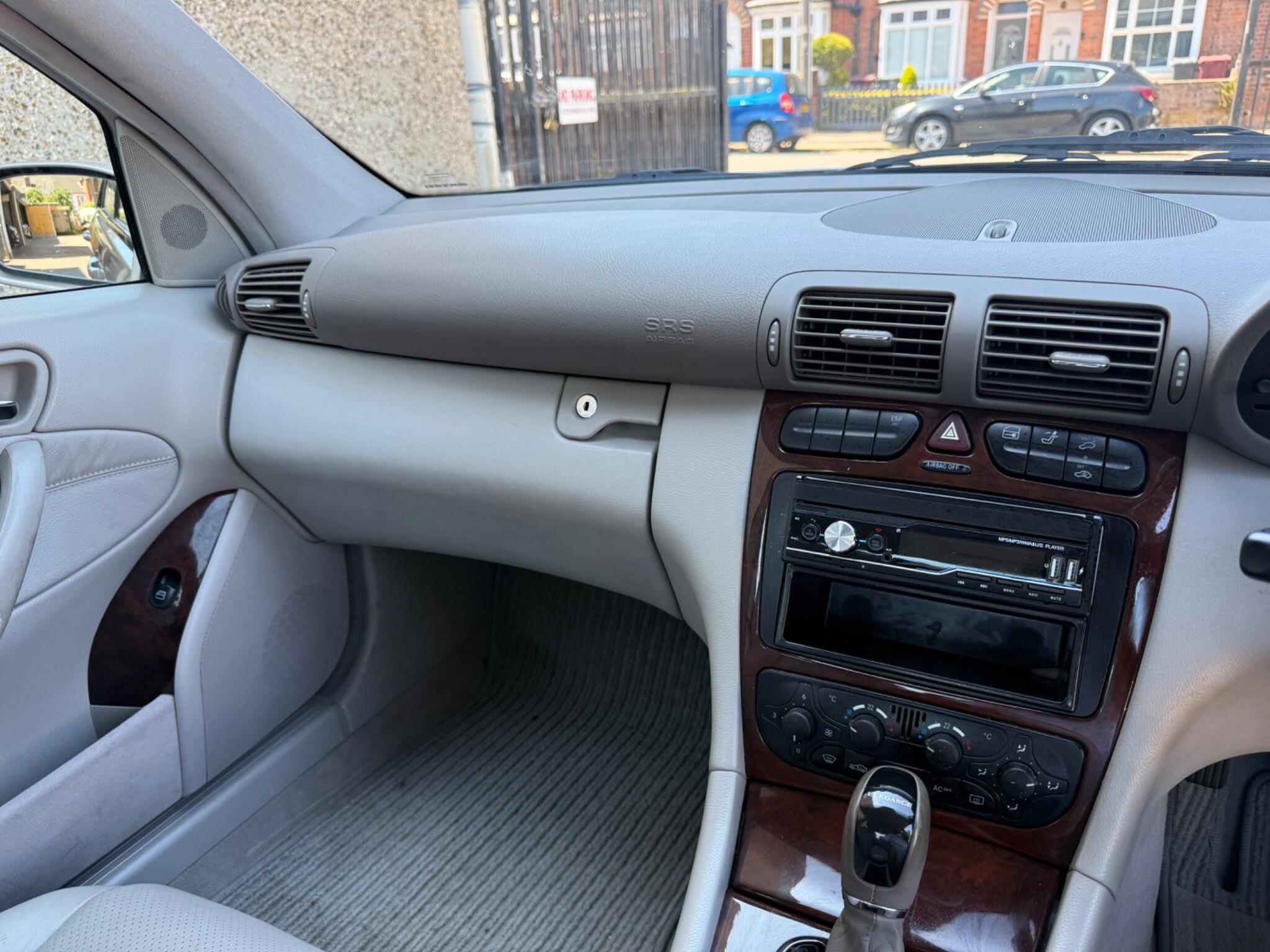 2002 Mercedes-Benz C Class 2.1 C220 CDI Elegance SE 4dr image 13