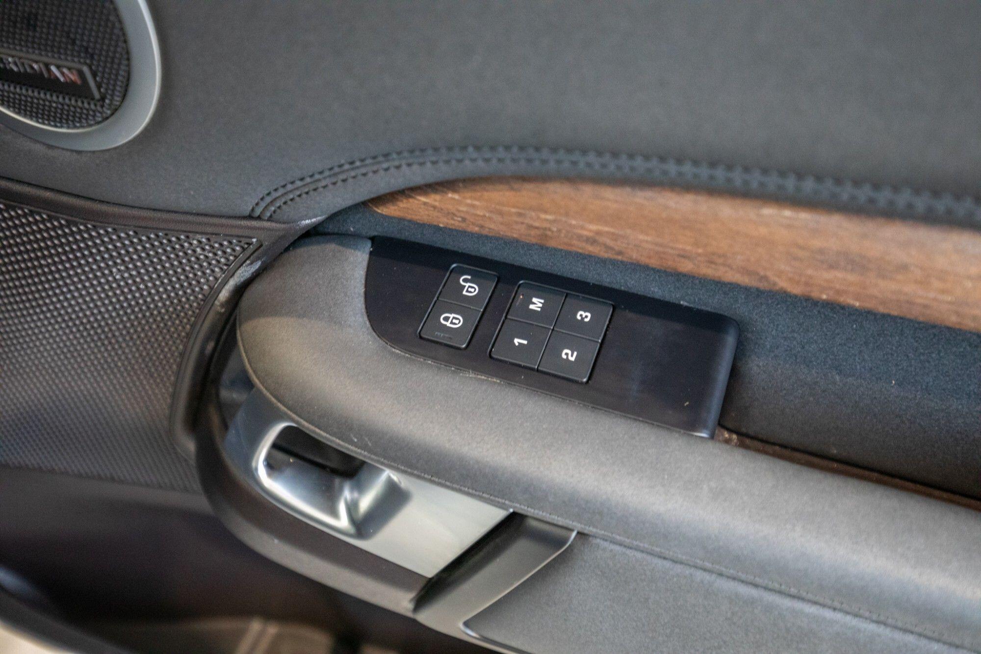 Land Rover Discovery view 17