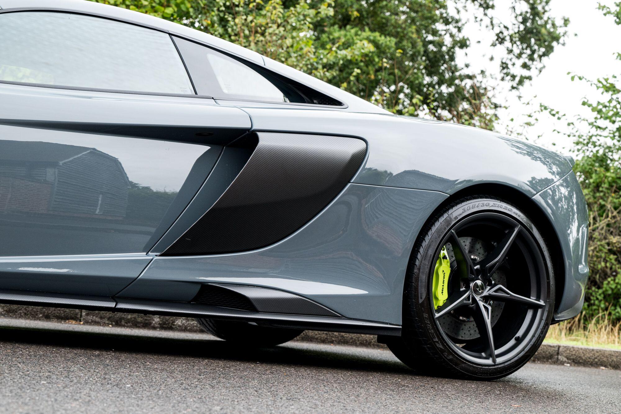 McLaren 675LT view 22
