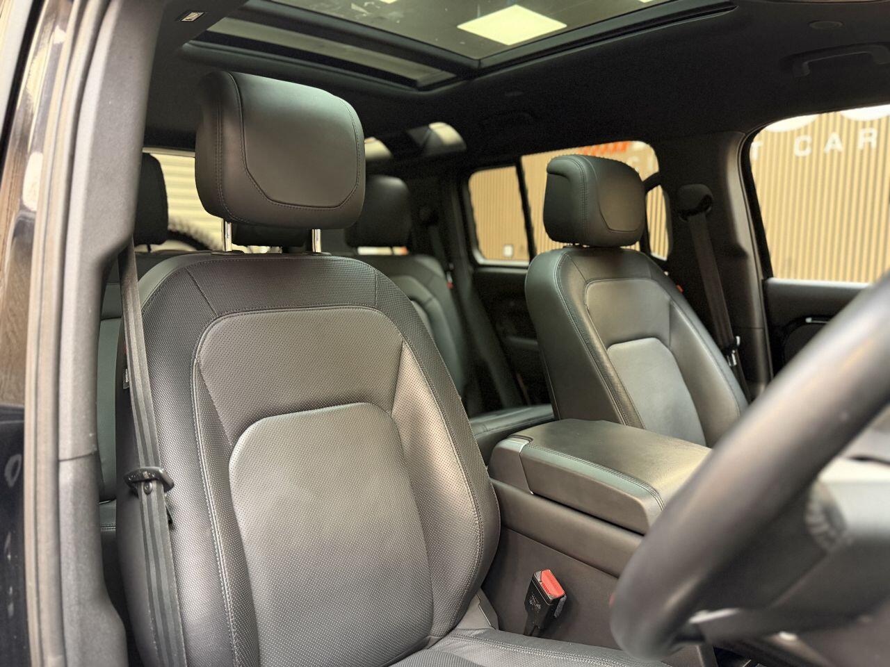 Land Rover Defender 110 view 19