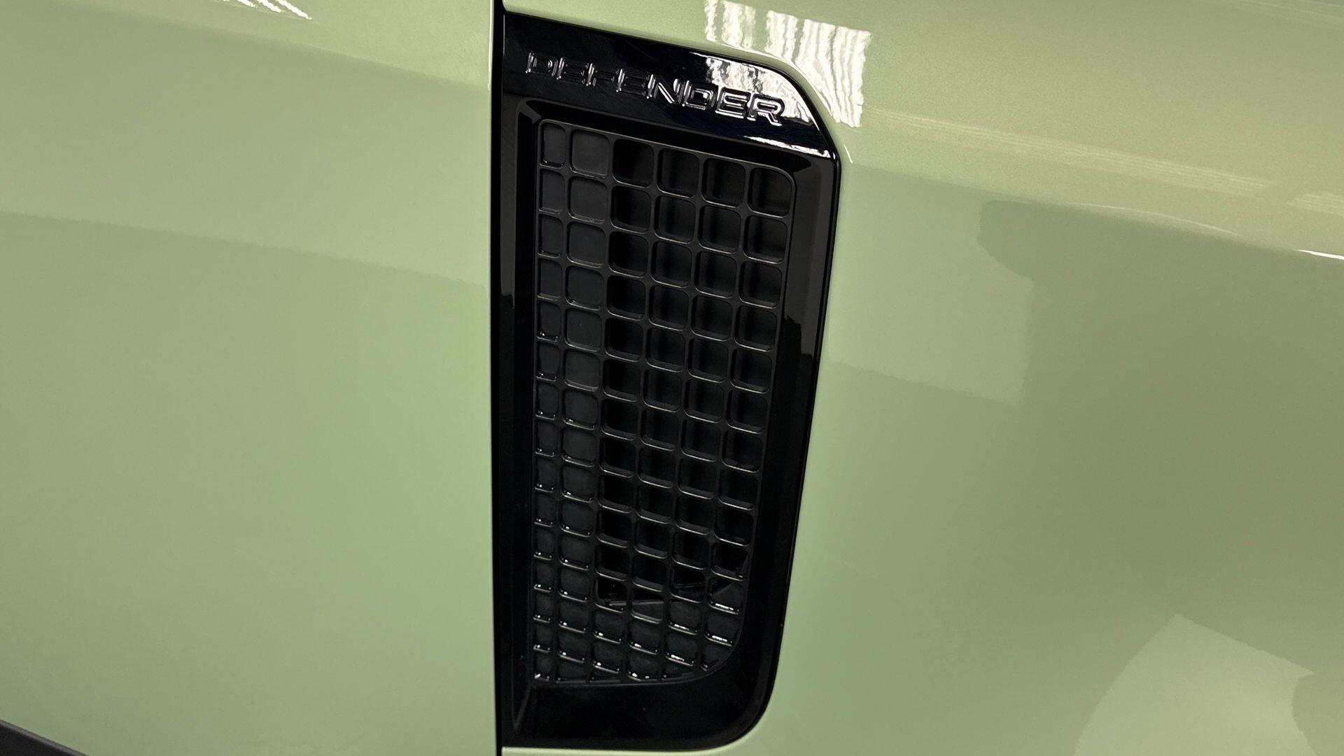Land Rover Defender view 24