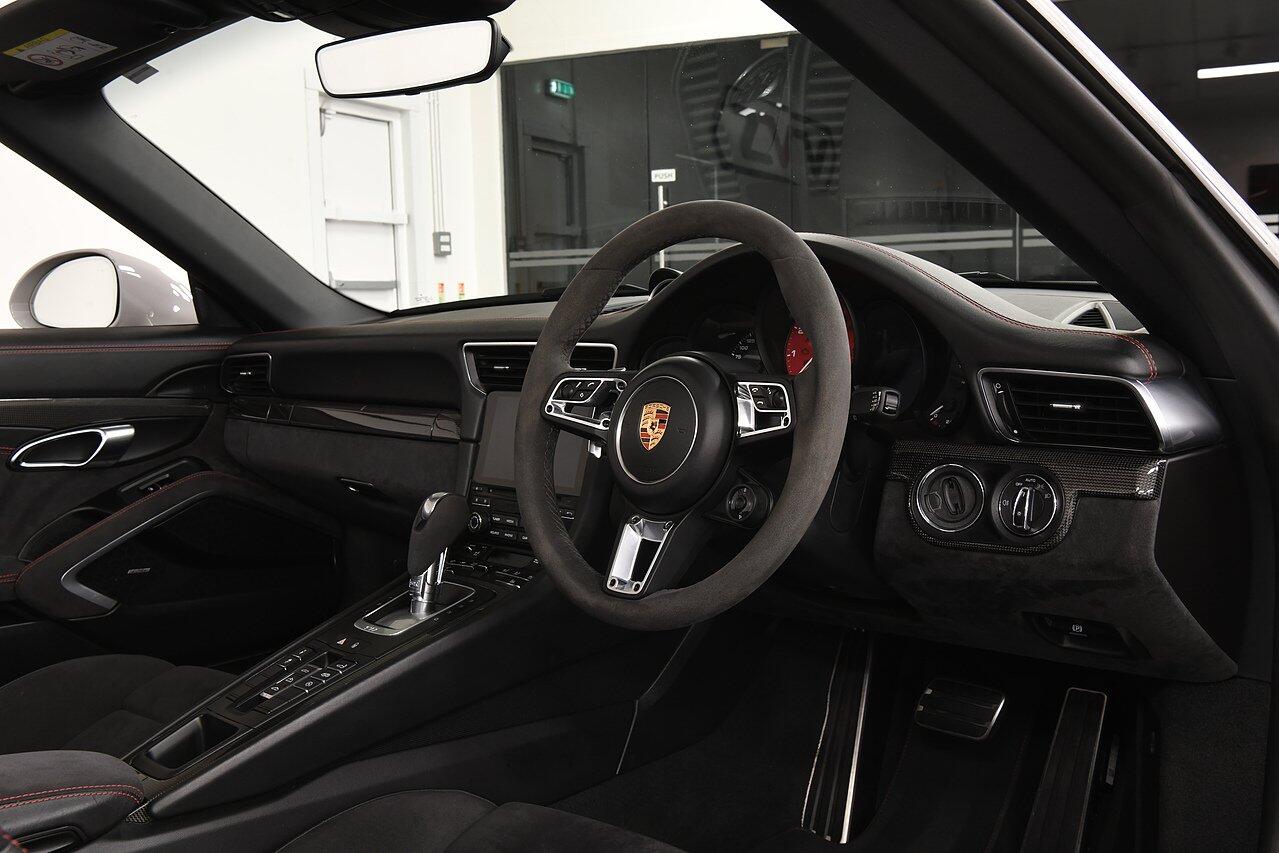 Porsche 911 view 5