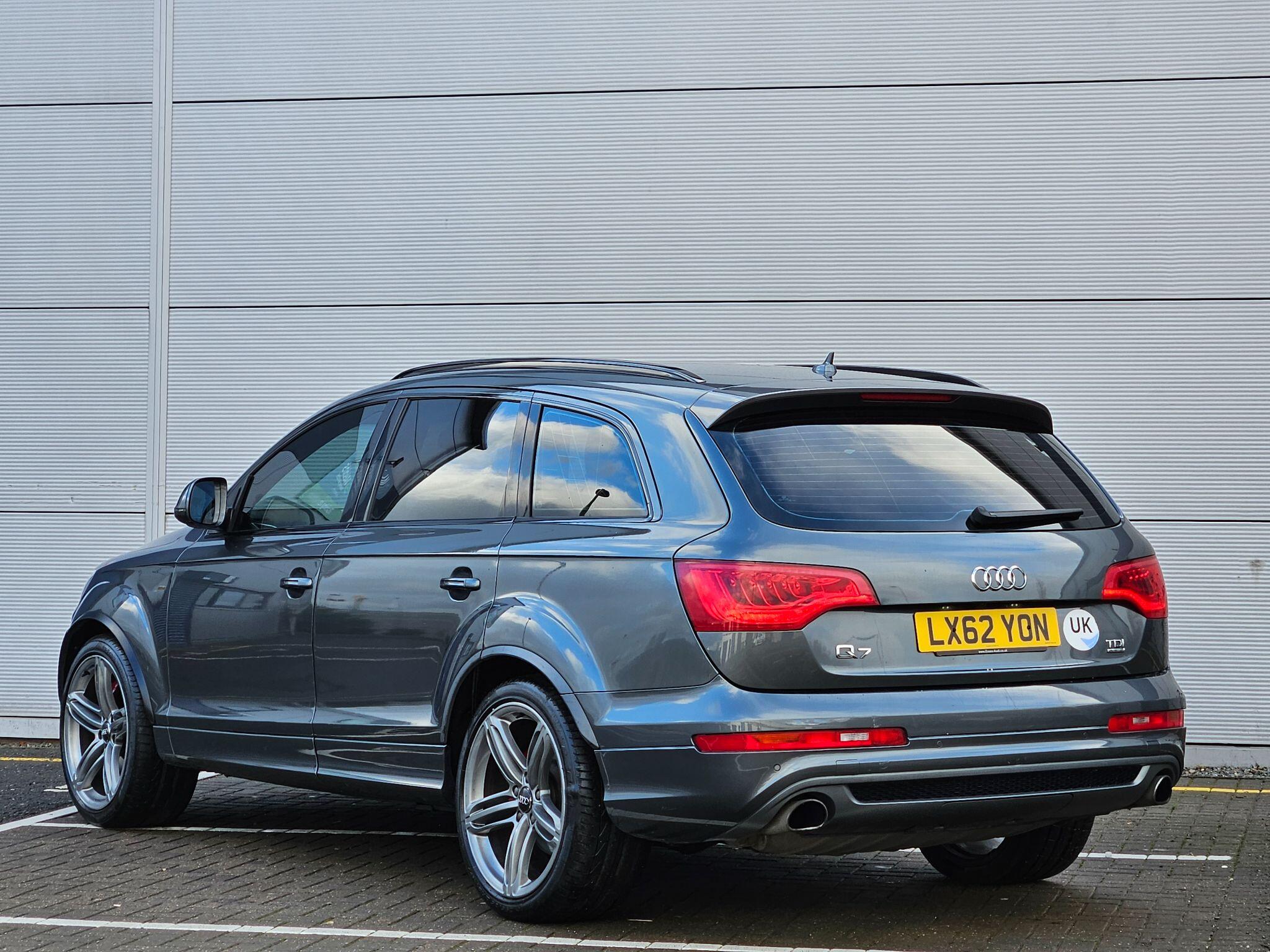 Audi Q7 view 5