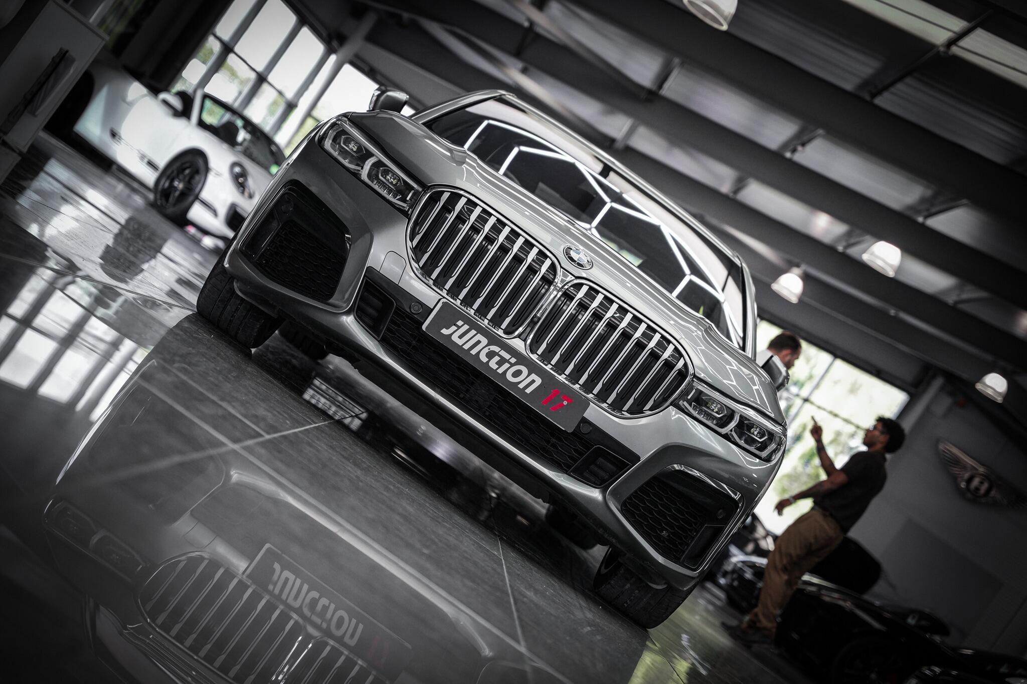 BMW 7 Series view 4