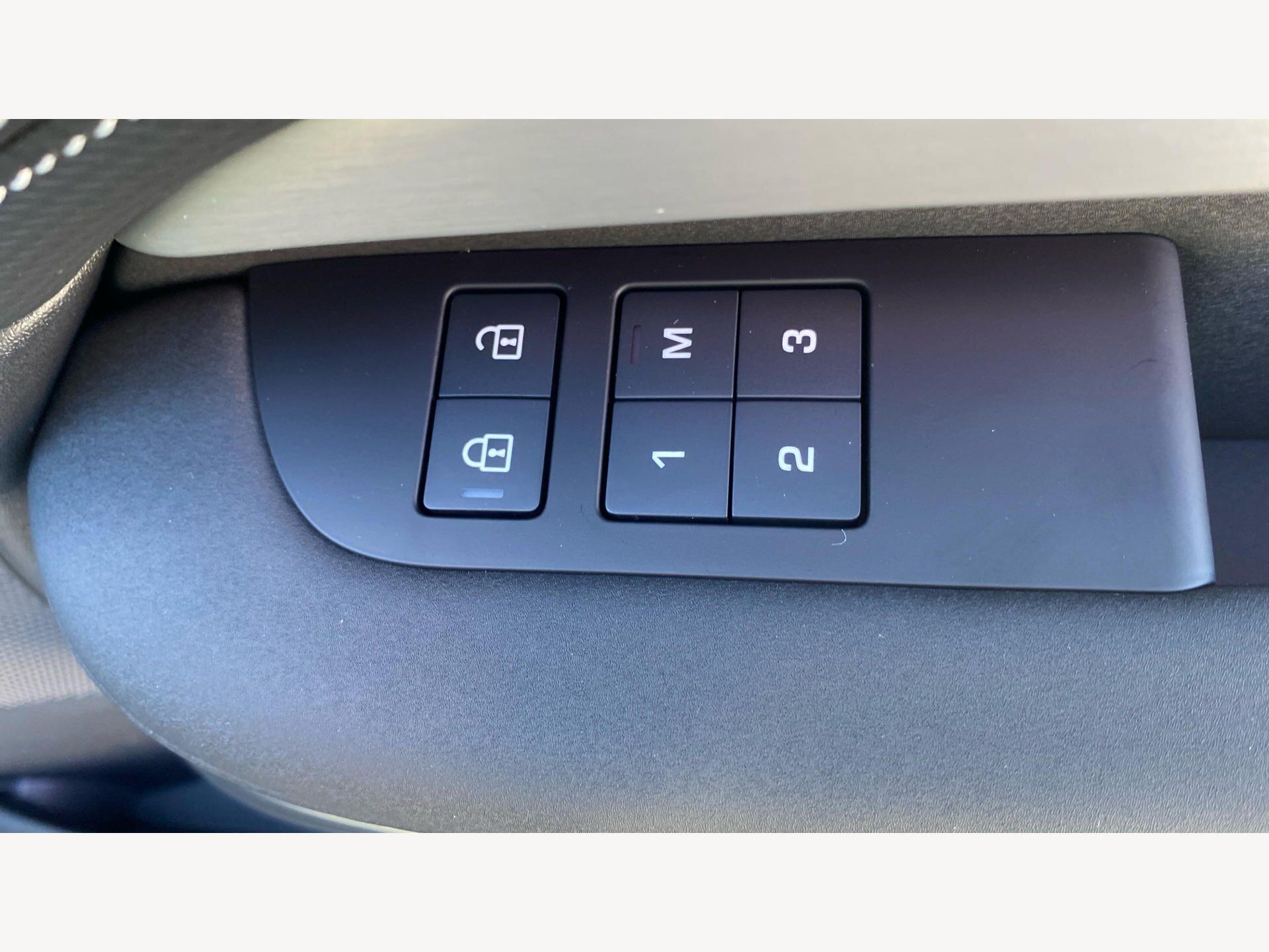 Land Rover Discovery view 28