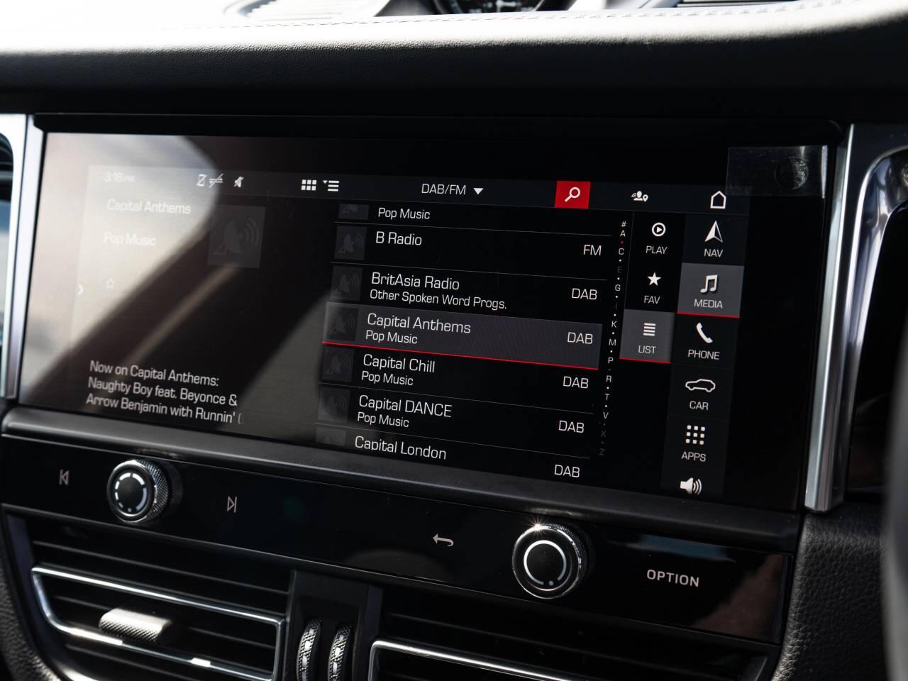 Porsche Macan view 34