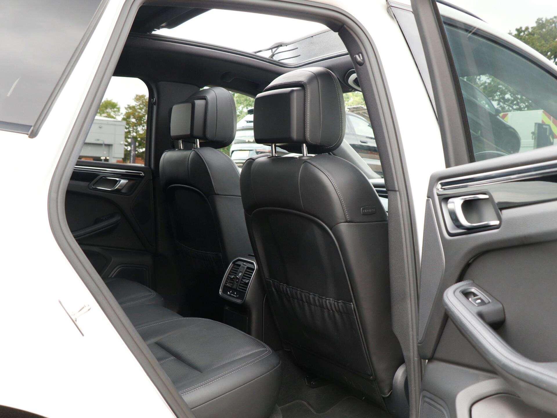 Porsche Macan view 25
