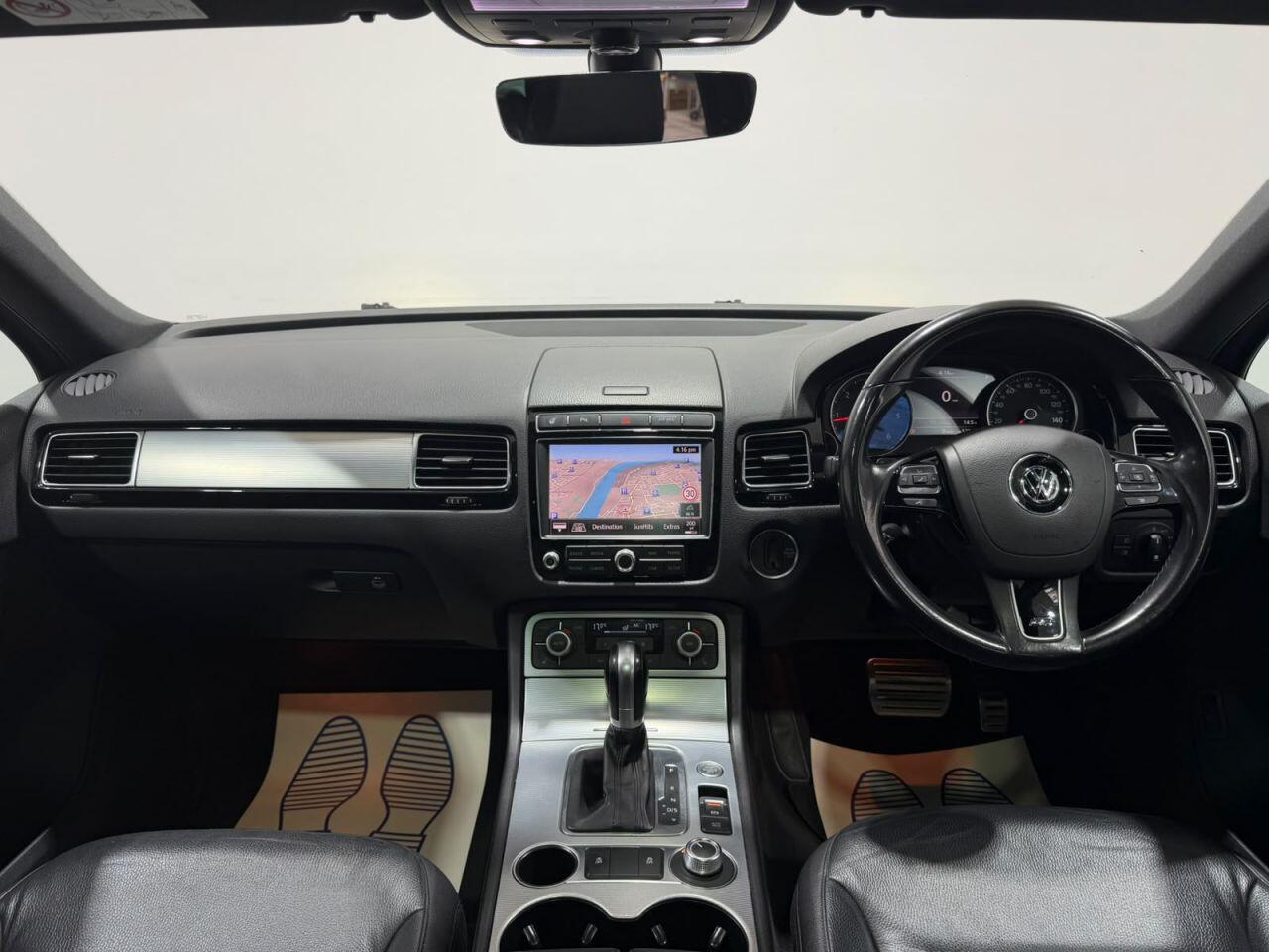 Volkswagen Touareg view 4