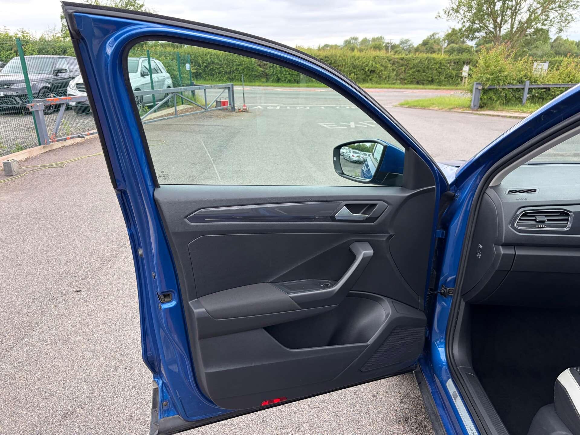 Volkswagen T-Roc view 14