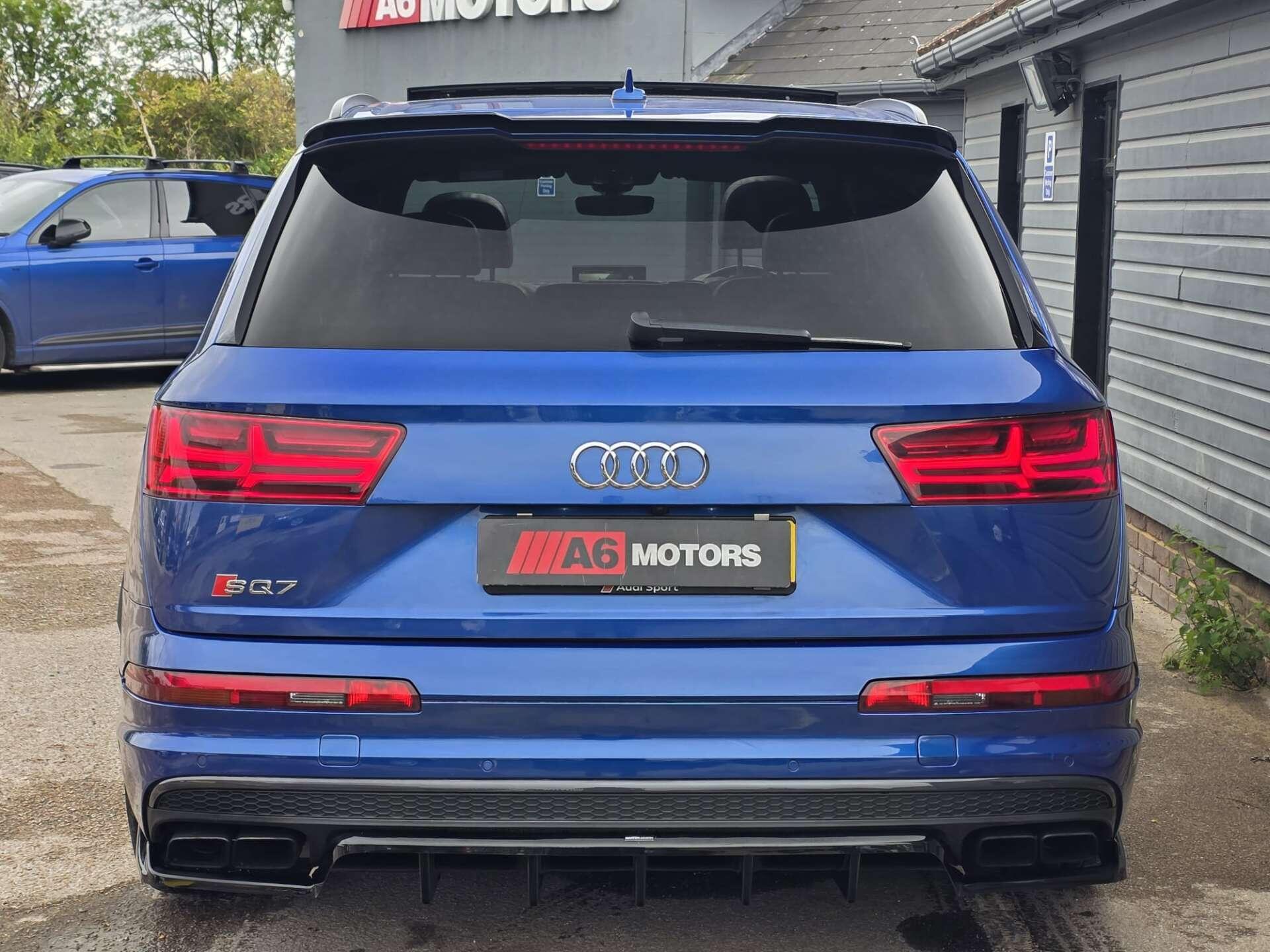 Audi SQ7 view 13