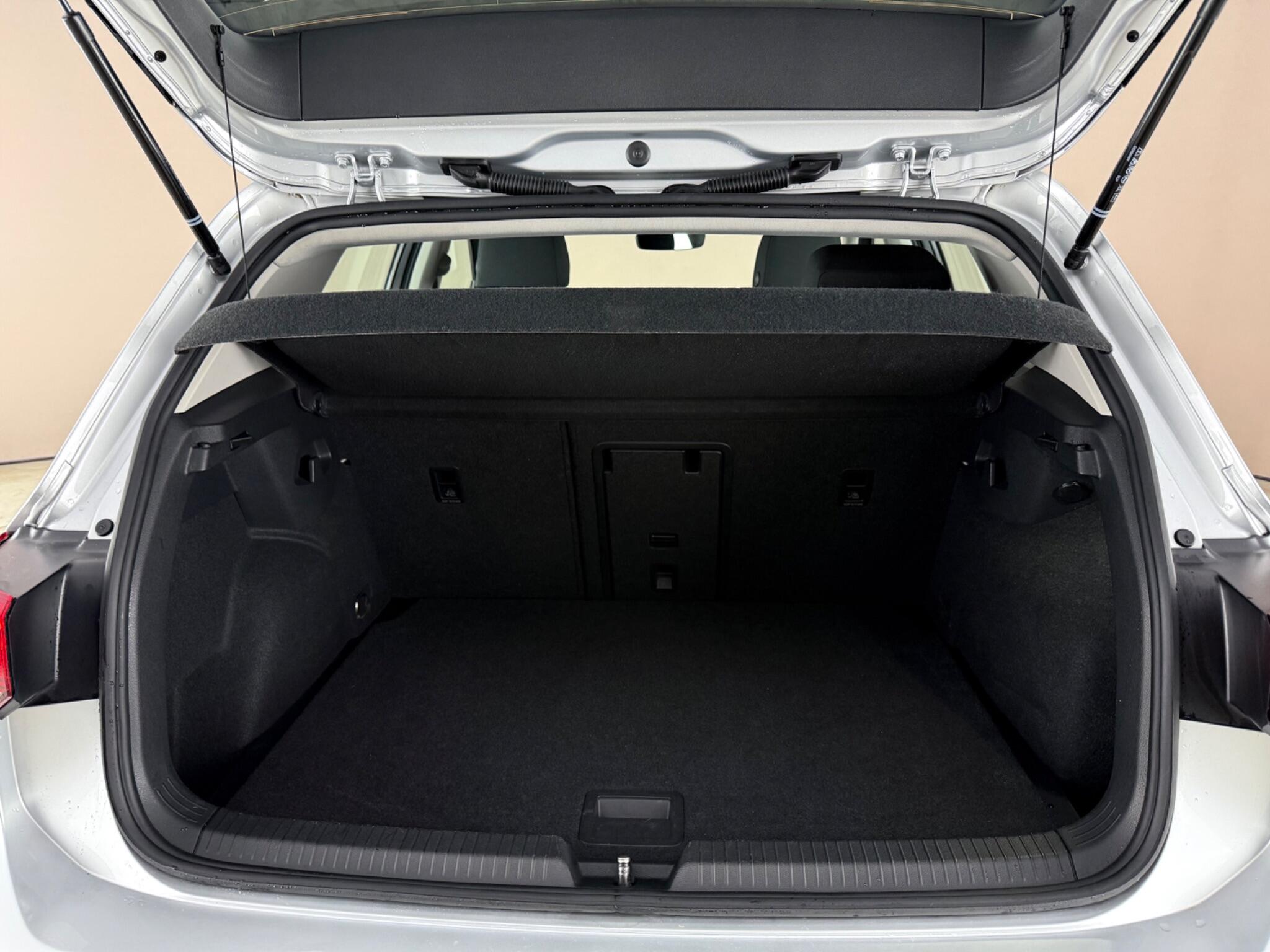 Volkswagen Golf view 9
