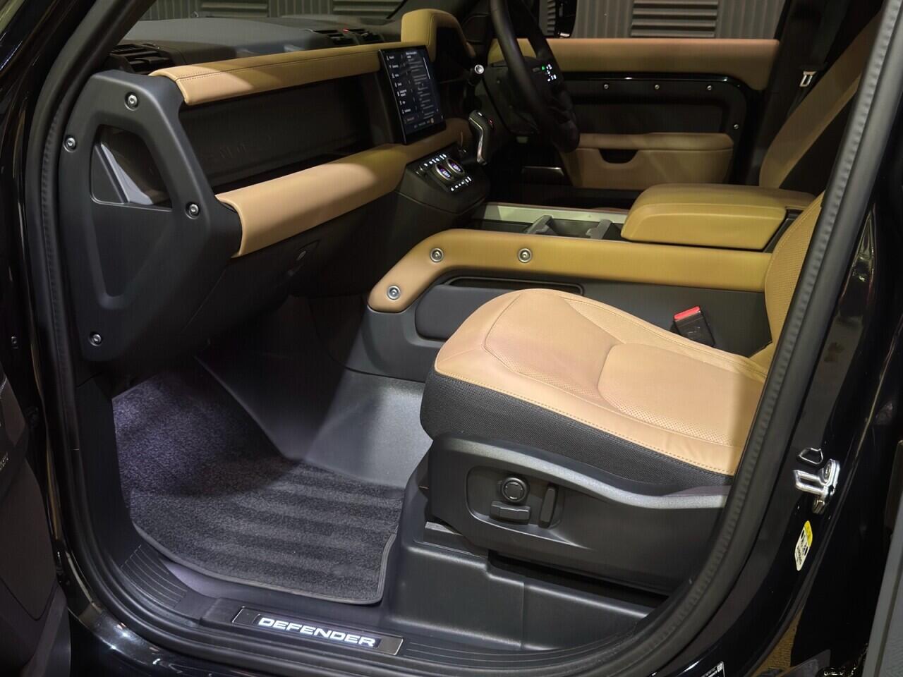 Land Rover Defender 110 view 26