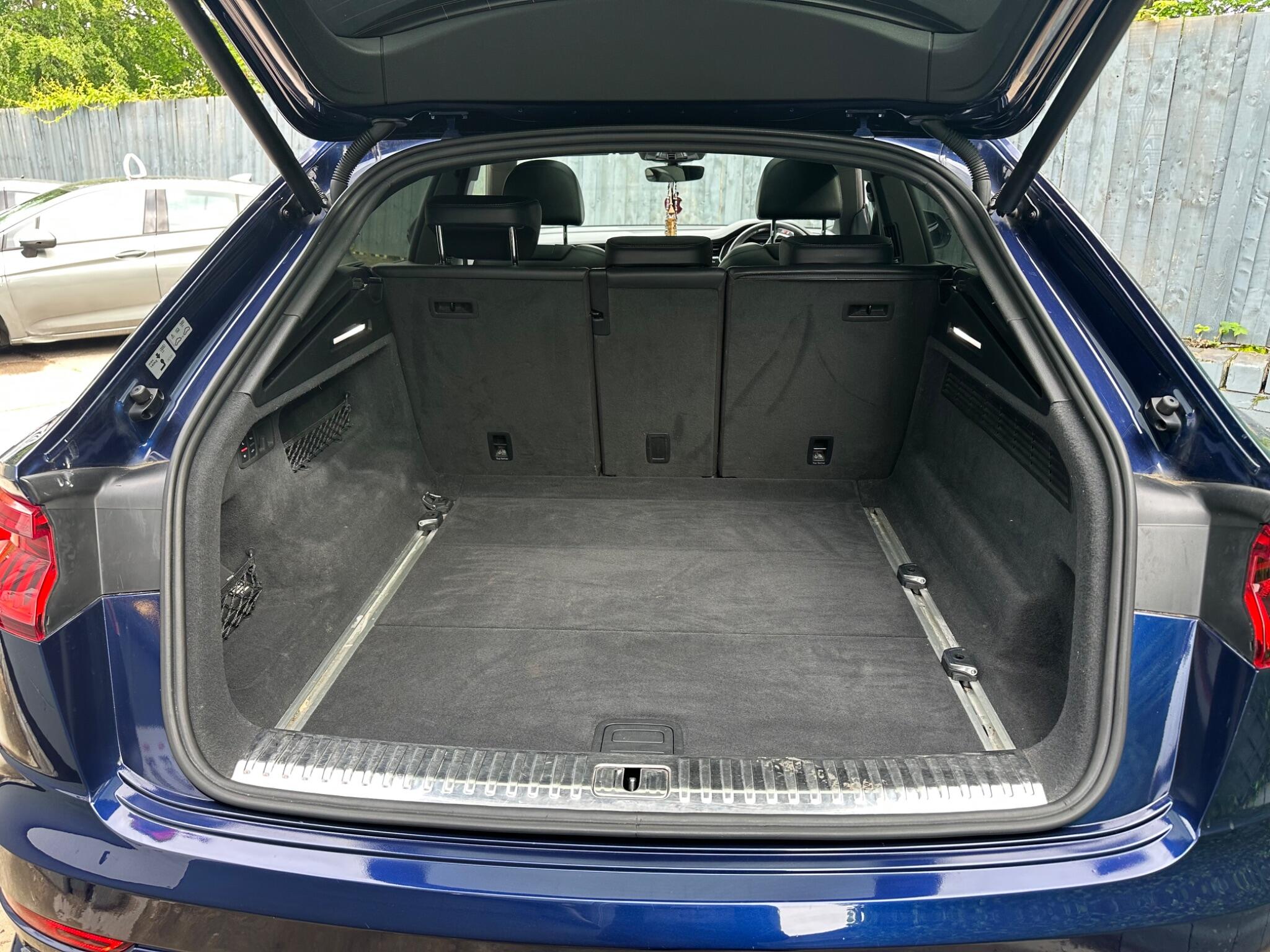 Audi Q8 view 44