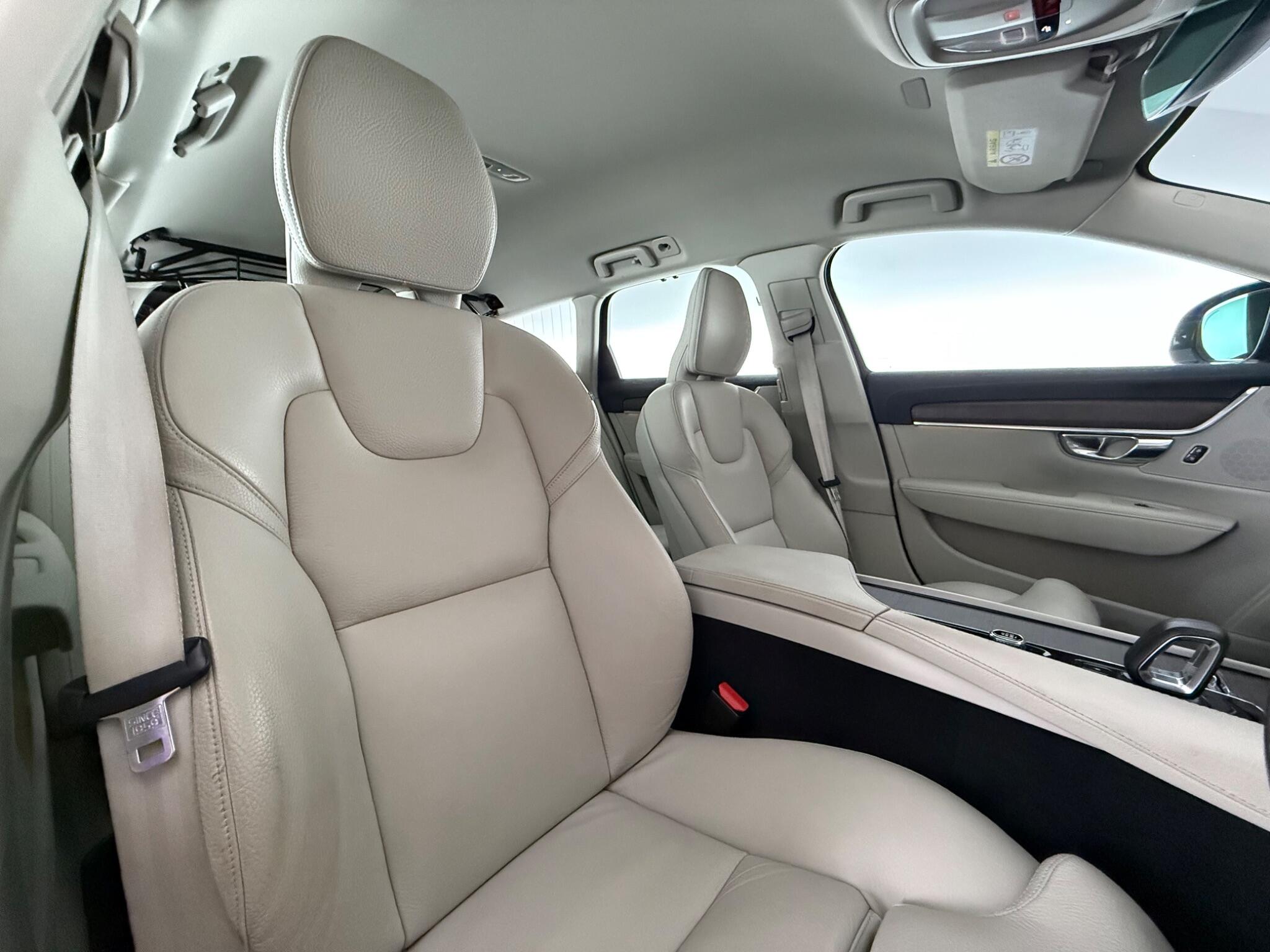 Volvo V90 Cross Country view 27