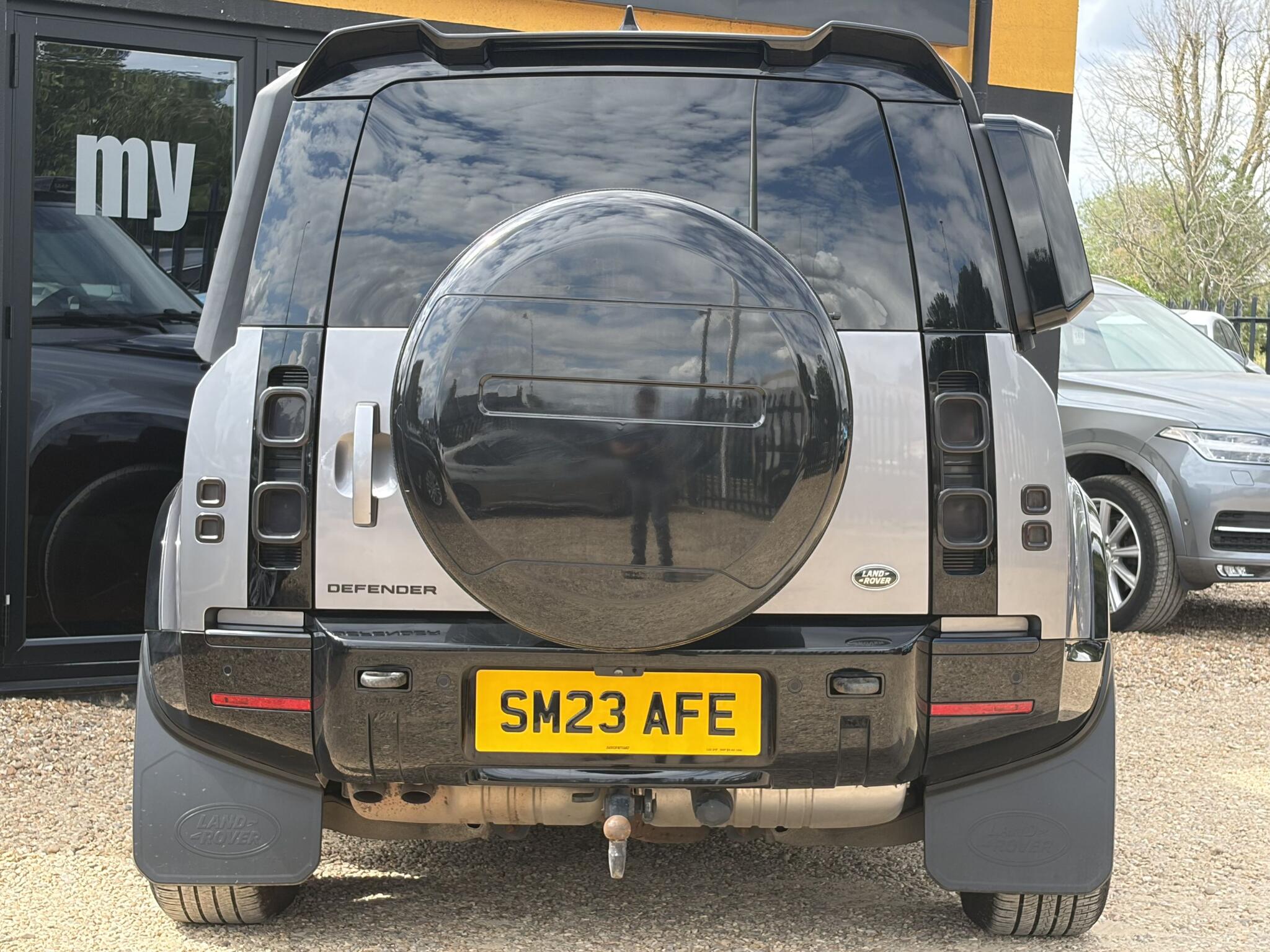Land Rover Defender 90 view 8