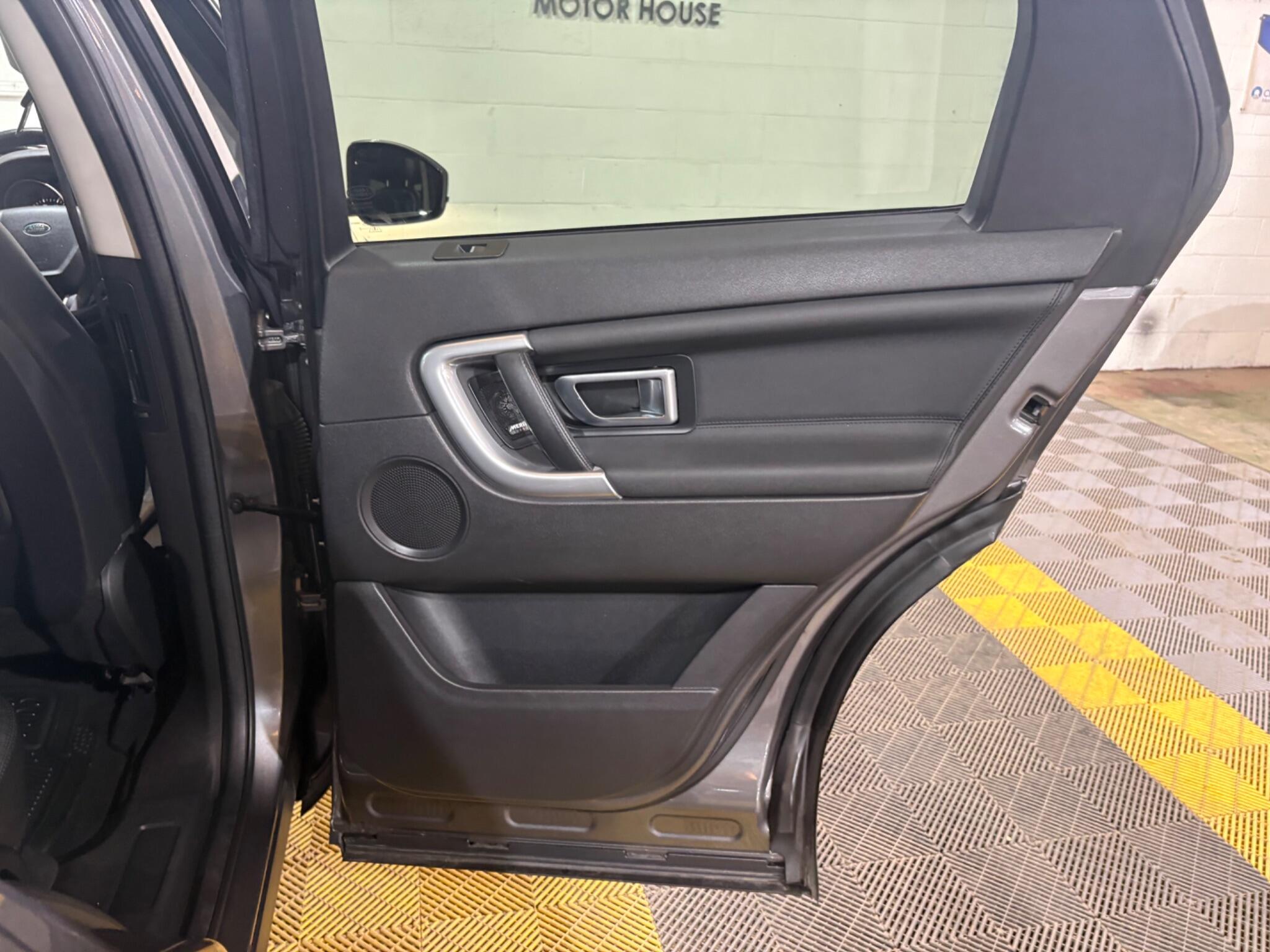 Land Rover Discovery Sport view 44