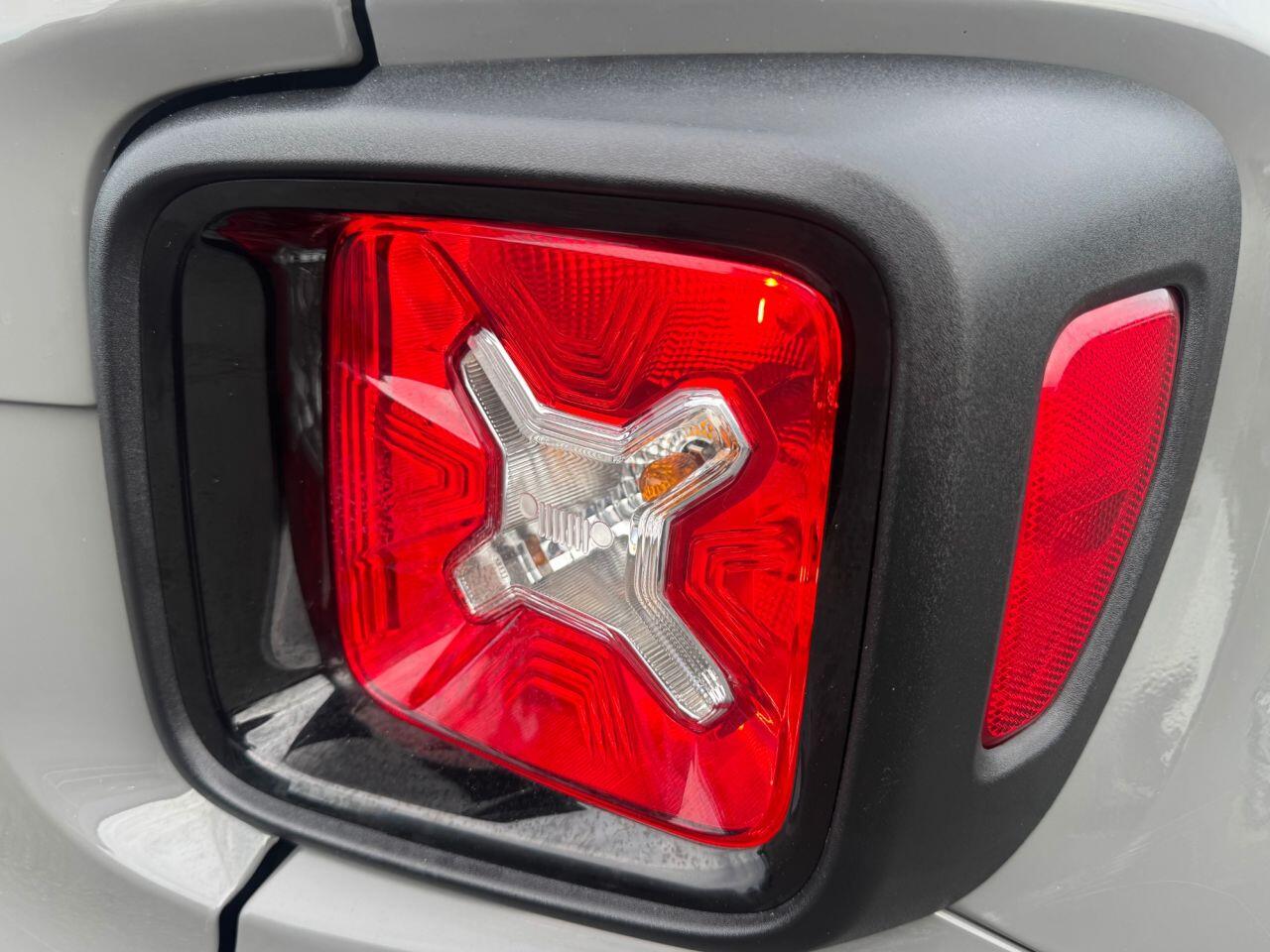 Jeep Renegade view 11