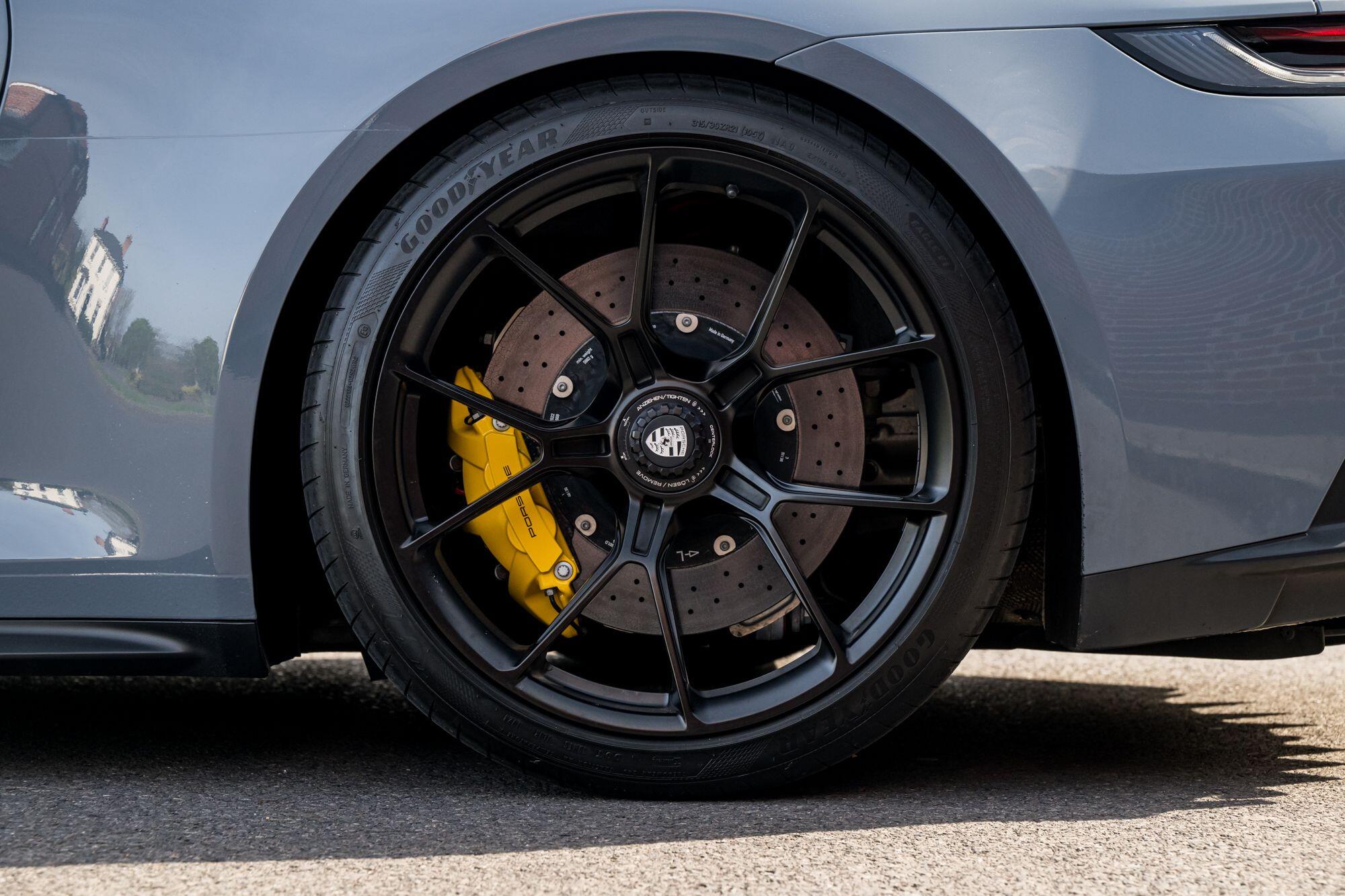 Porsche 911 view 36