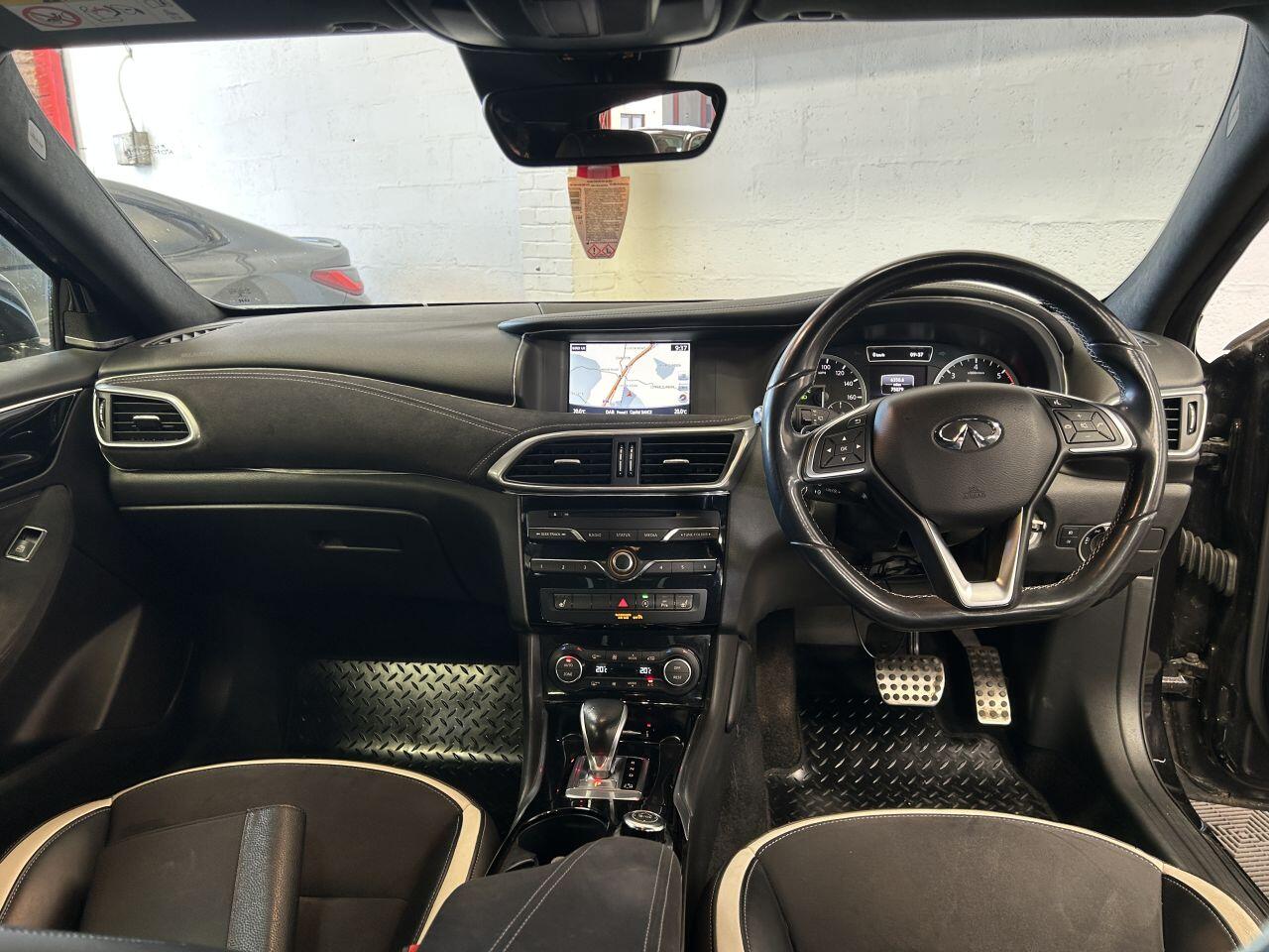 Infiniti Q30 view 27