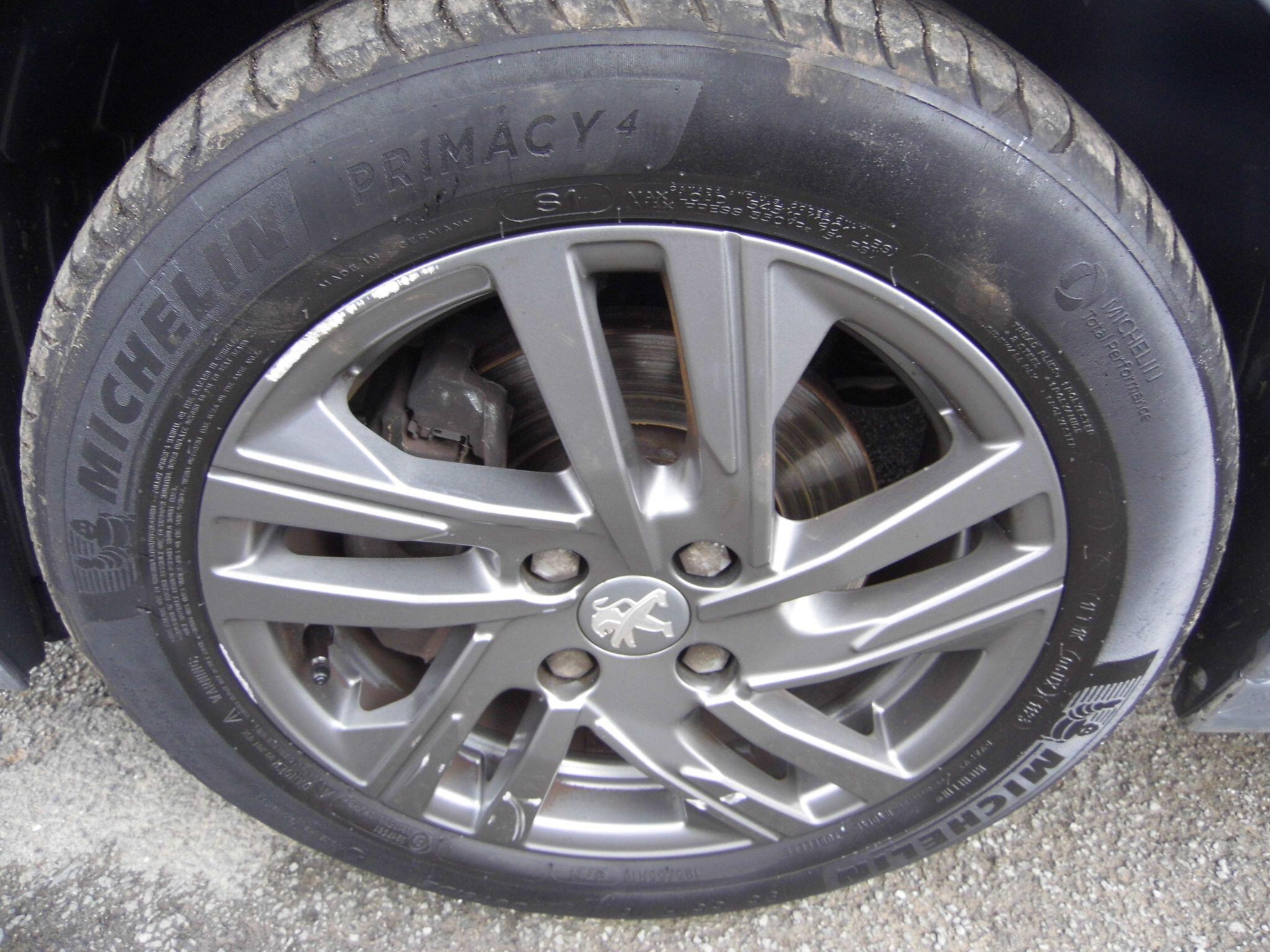 Peugeot 208 view 14