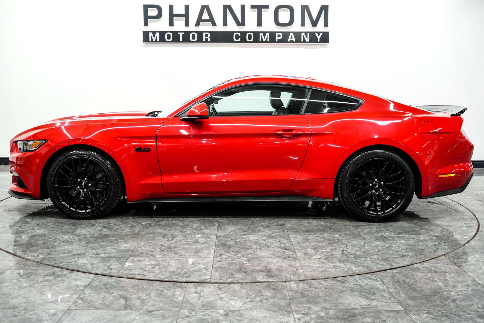 Ford Mustang view 3