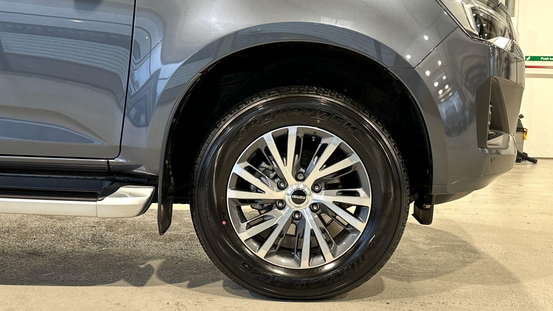 Isuzu D-Max view 8