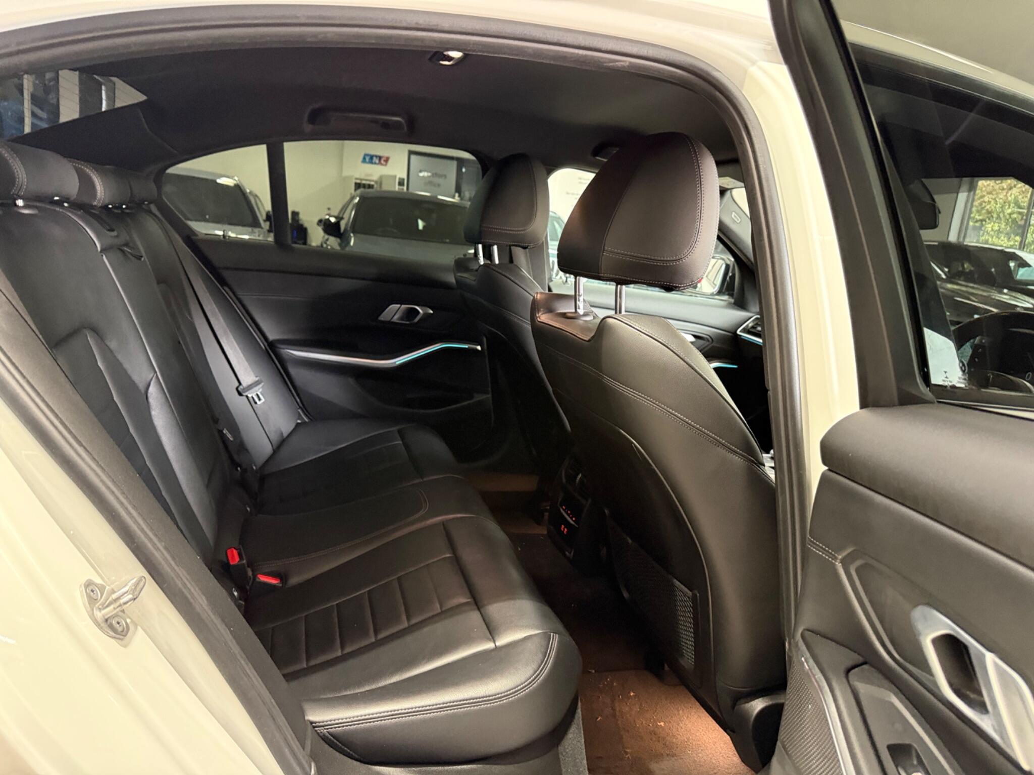 BMW 3 Series view 35