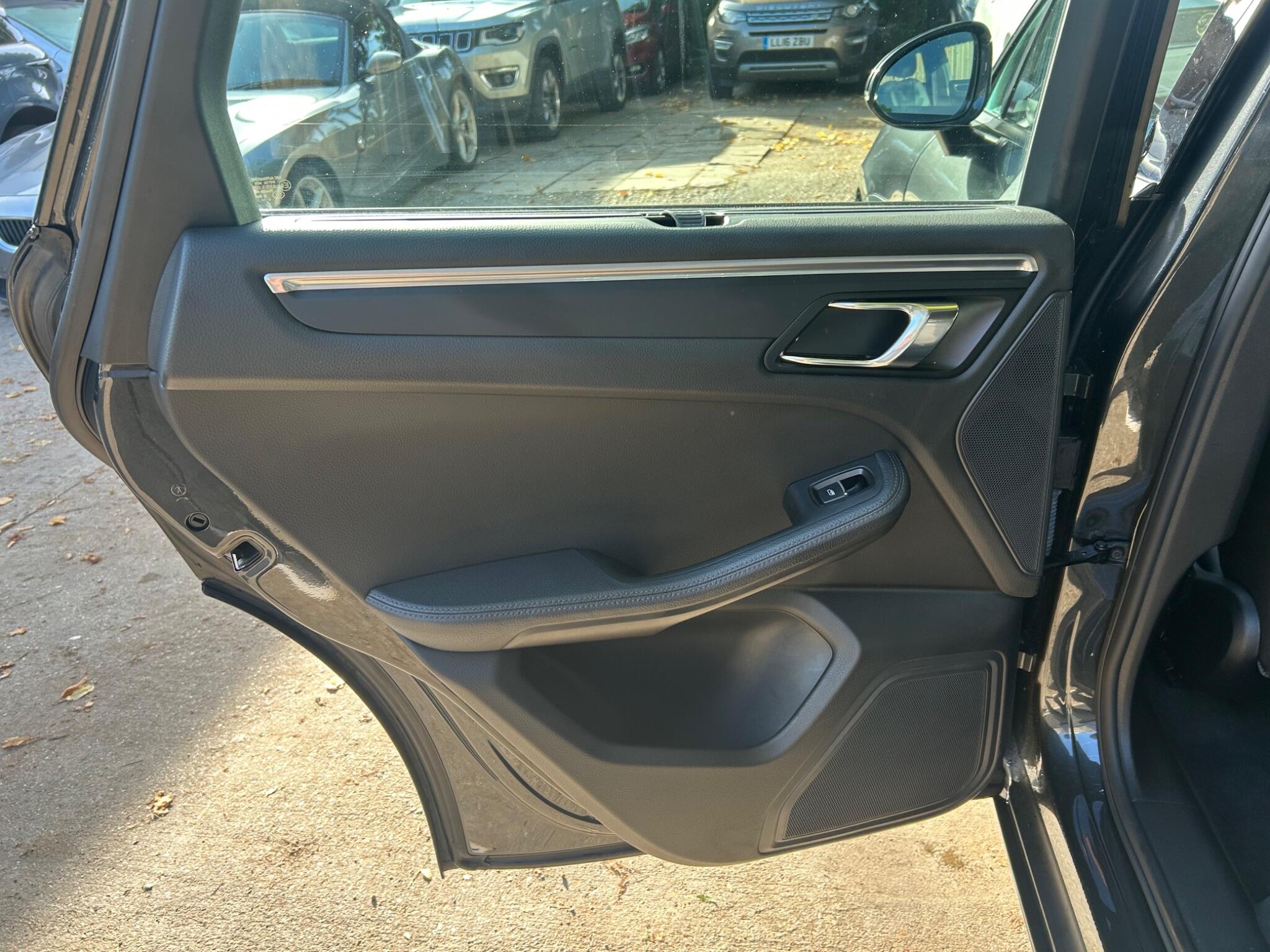 Porsche Macan view 28